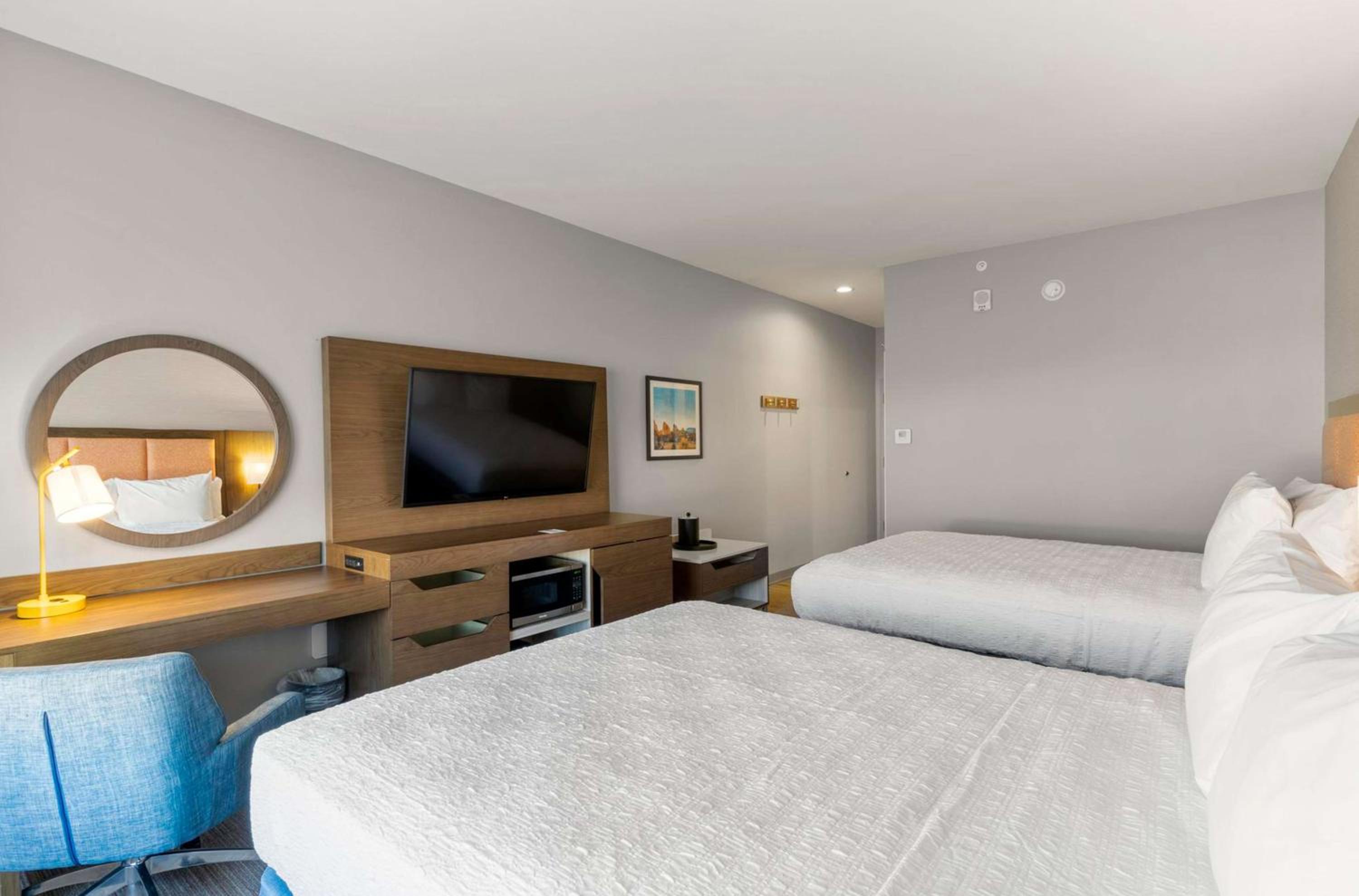 Queen Room with Two Queen Beds - Photo 4