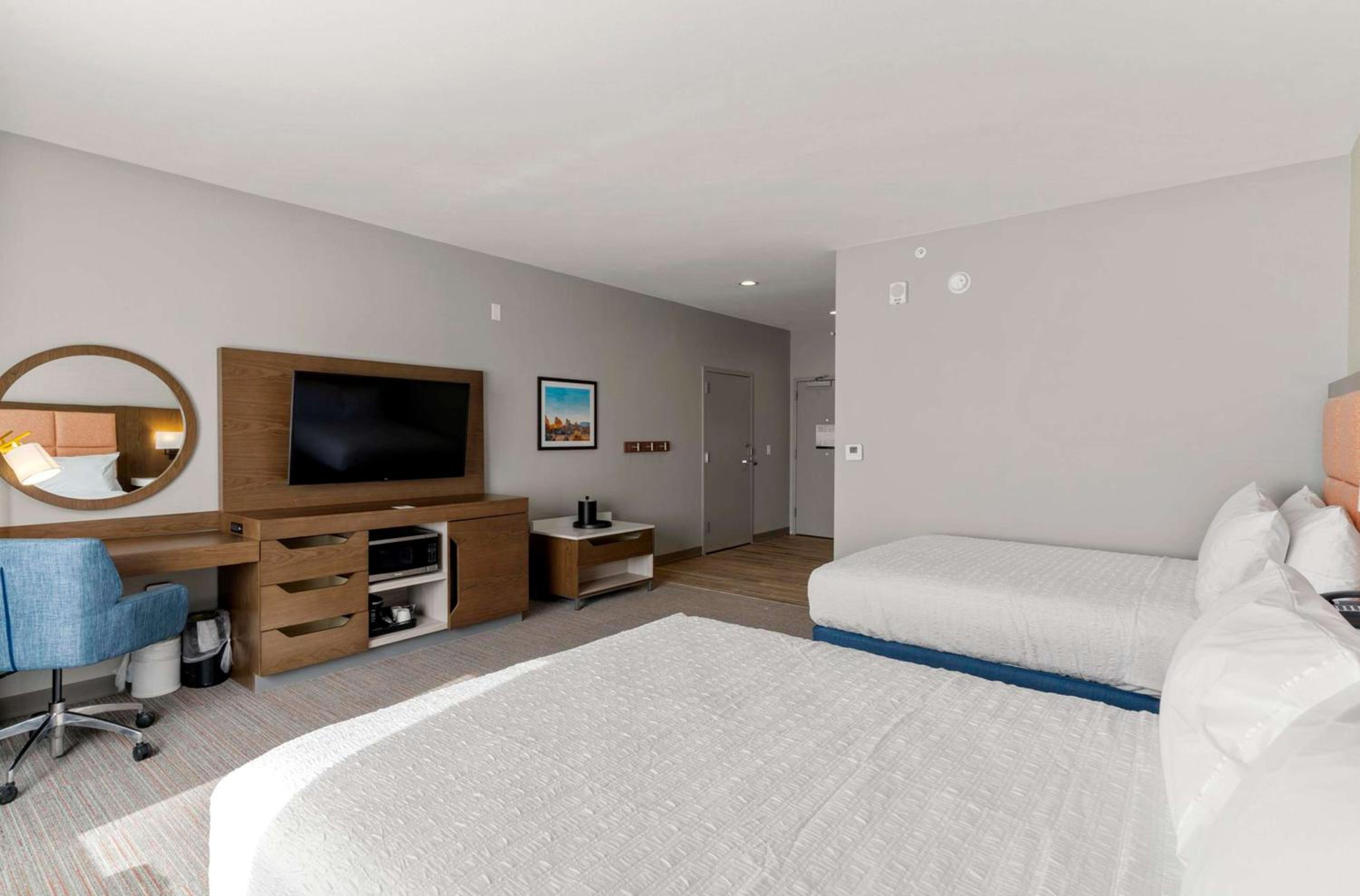 Queen Room with Two Queen Beds - Photo 5