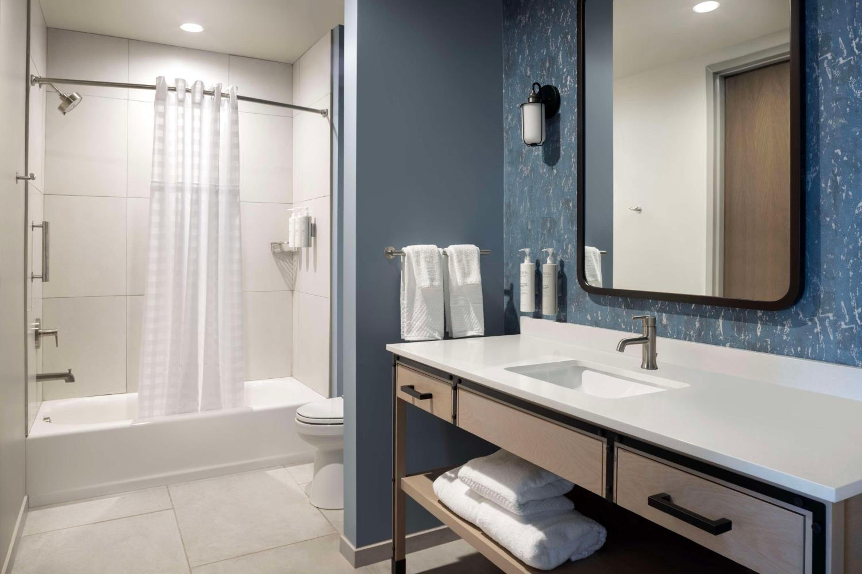 Two-Room Queen Suite with Two Queen Beds - Photo 2
