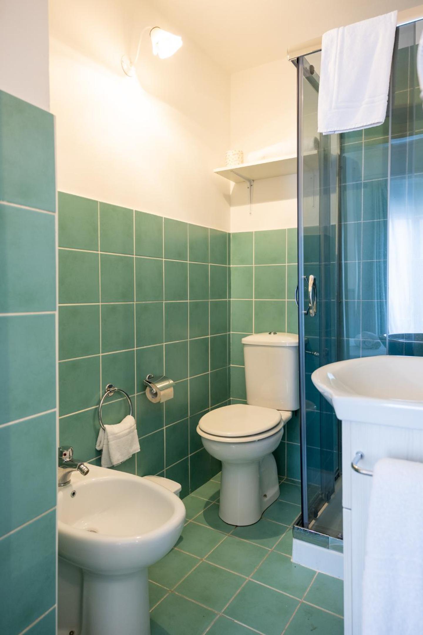 Deluxe Double Room with Balcony - Photo 5
