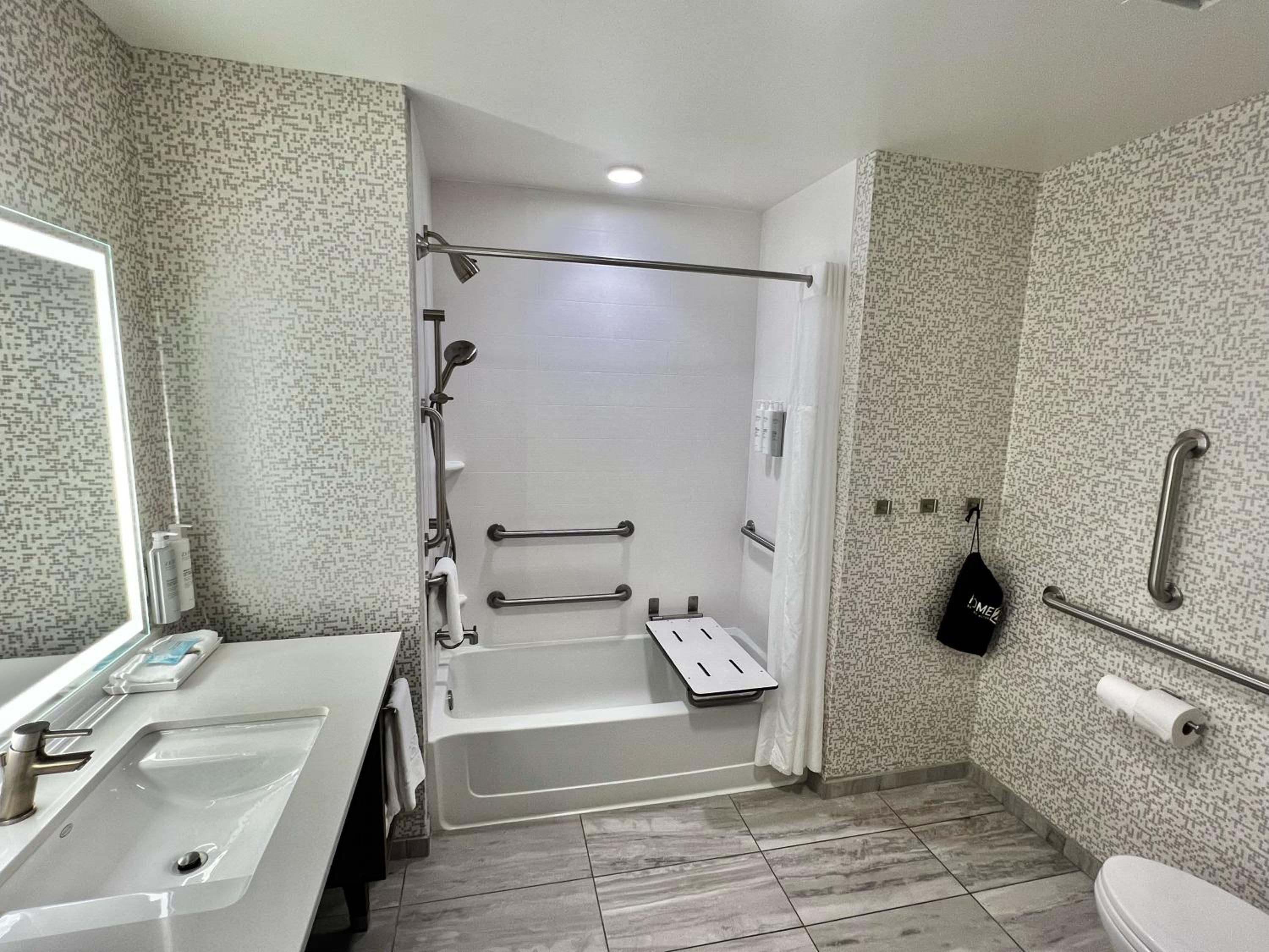 Queen Studio Suite - Hearing Access/Non-Smoking