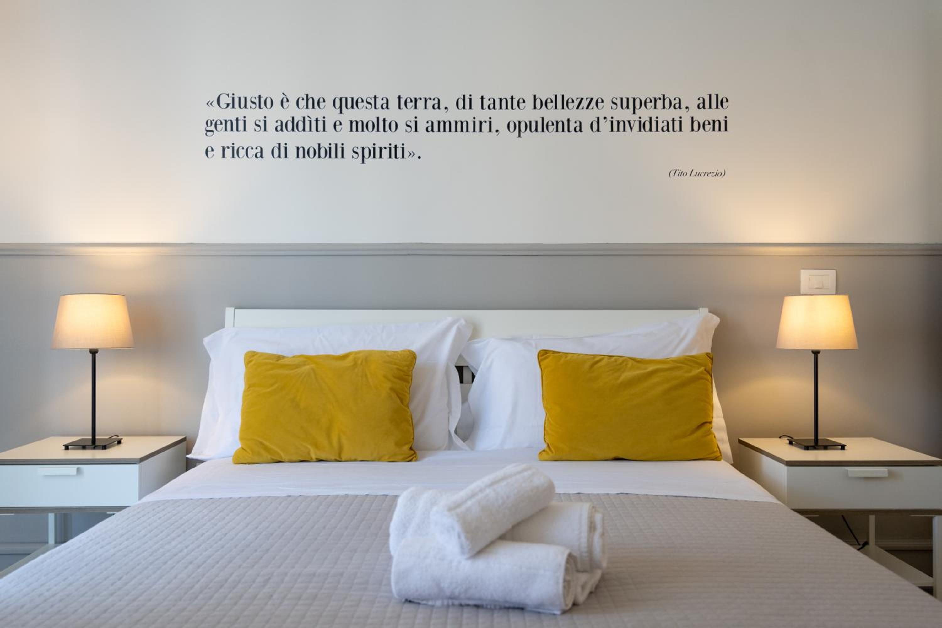 Deluxe Double Room with Balcony - Photo 11