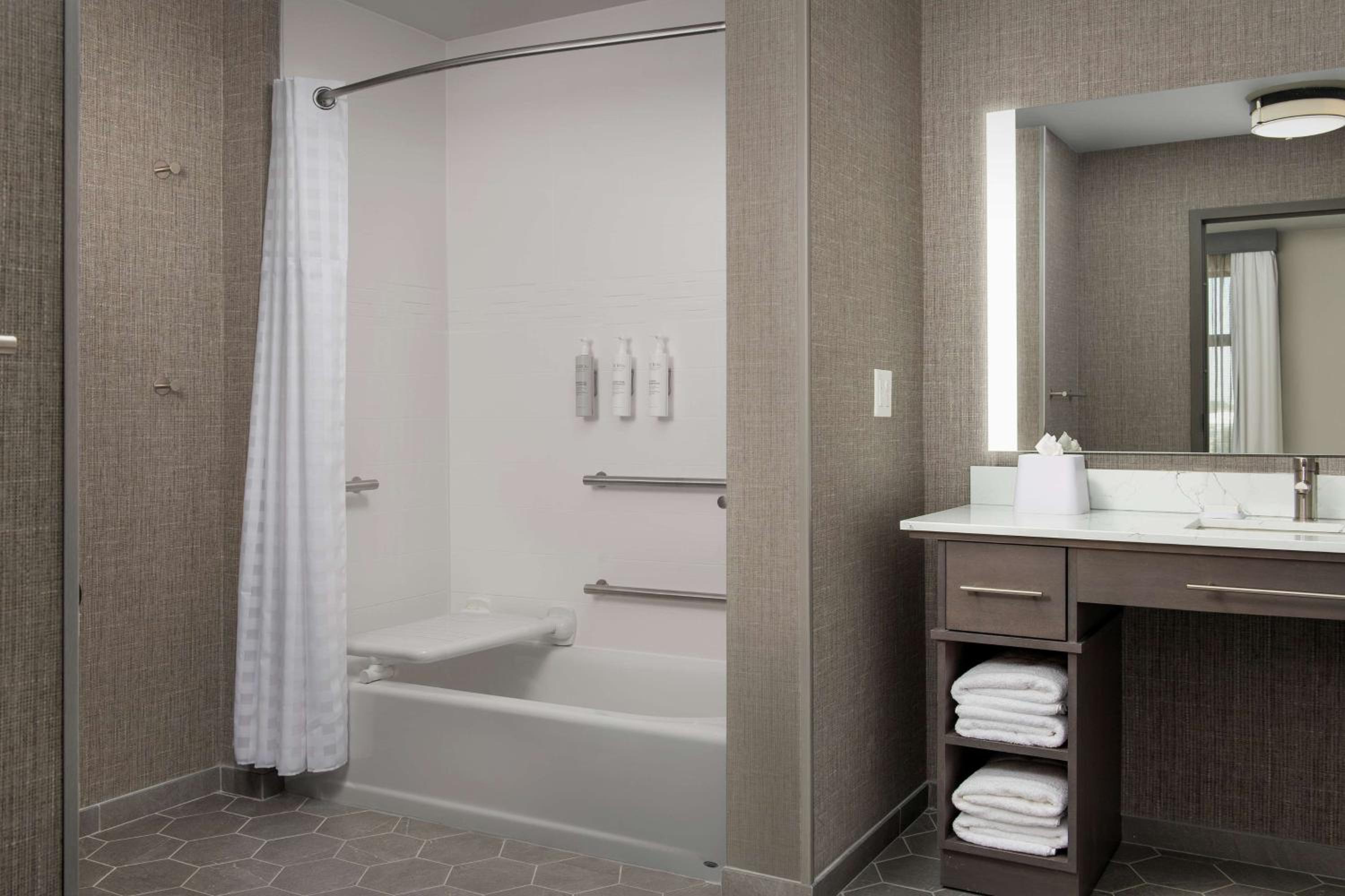 King Studio with Mobility Accessible Tub - Photo 7