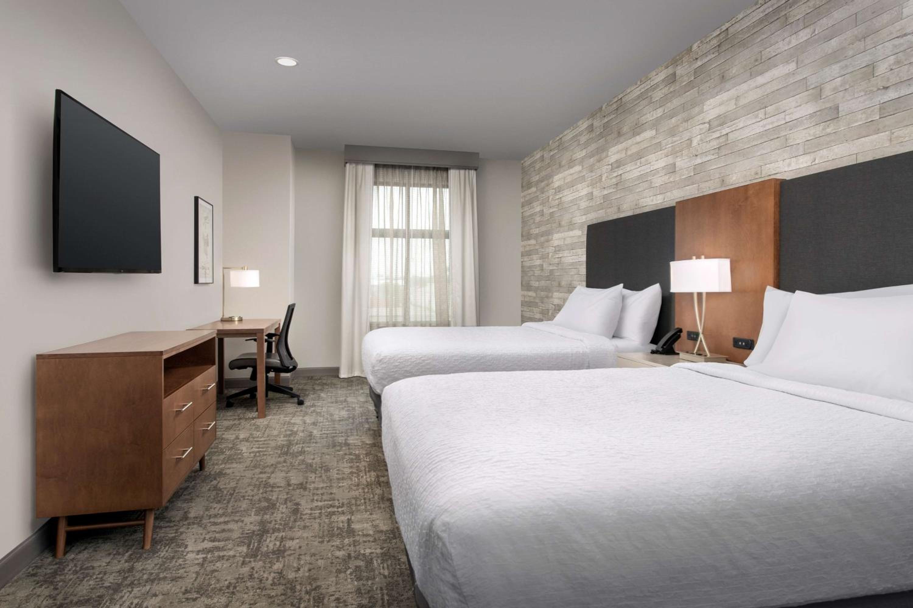 One-Bedroom Queen Suite with Two Queen Beds - Photo 7