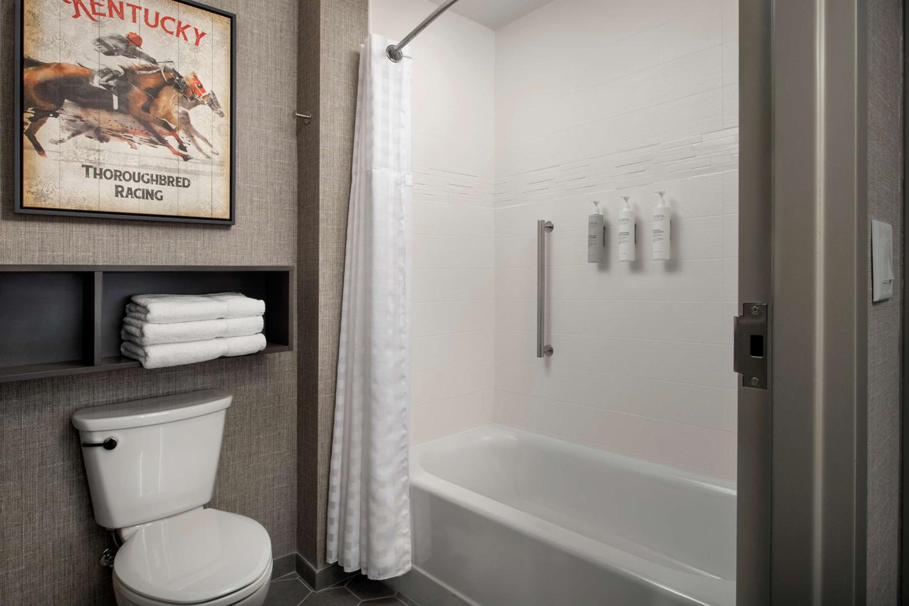 One-Bedroom Queen Suite with Two Queen Beds - Photo 3