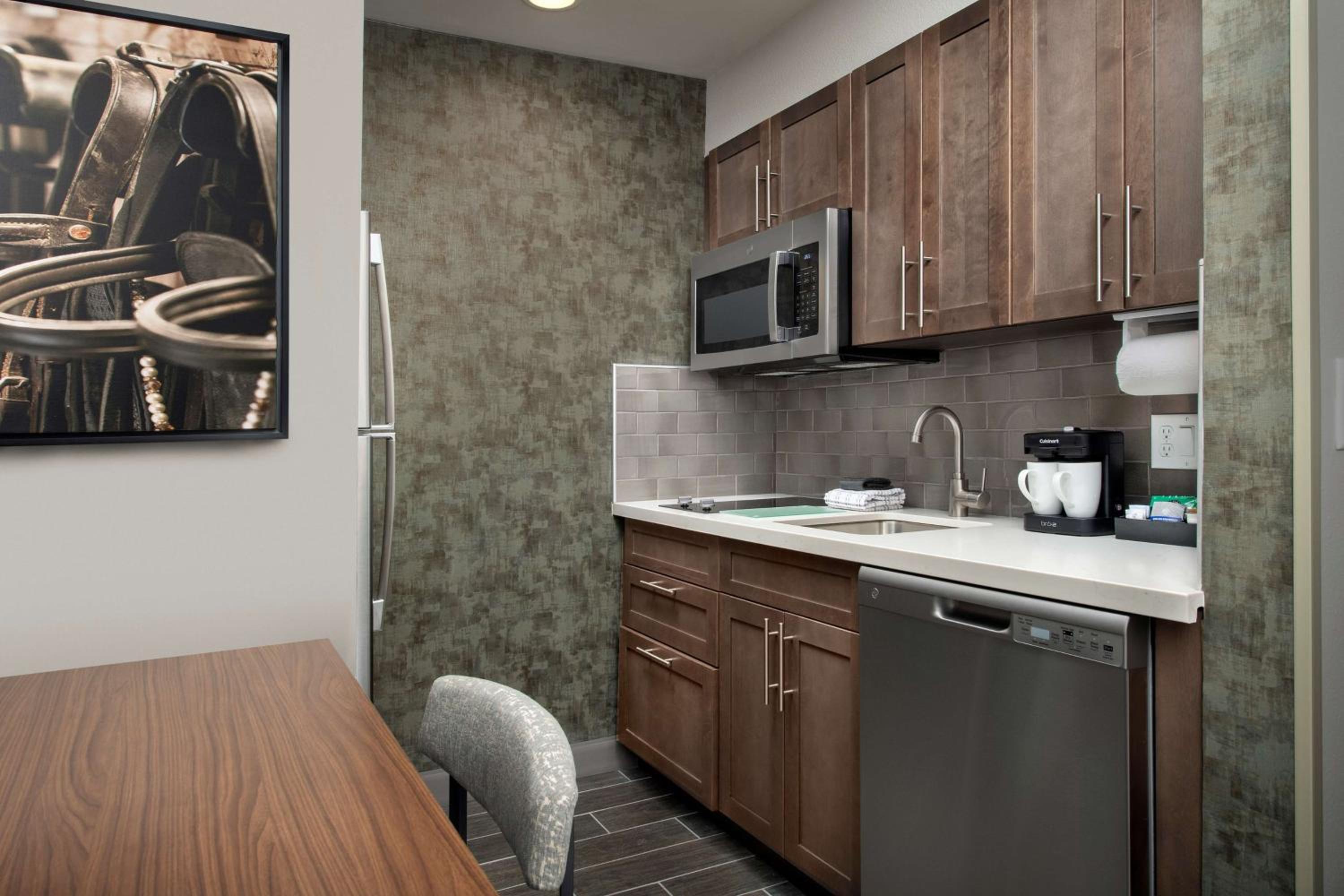 One-Bedroom Queen Suite with Two Queen Beds - Photo 4