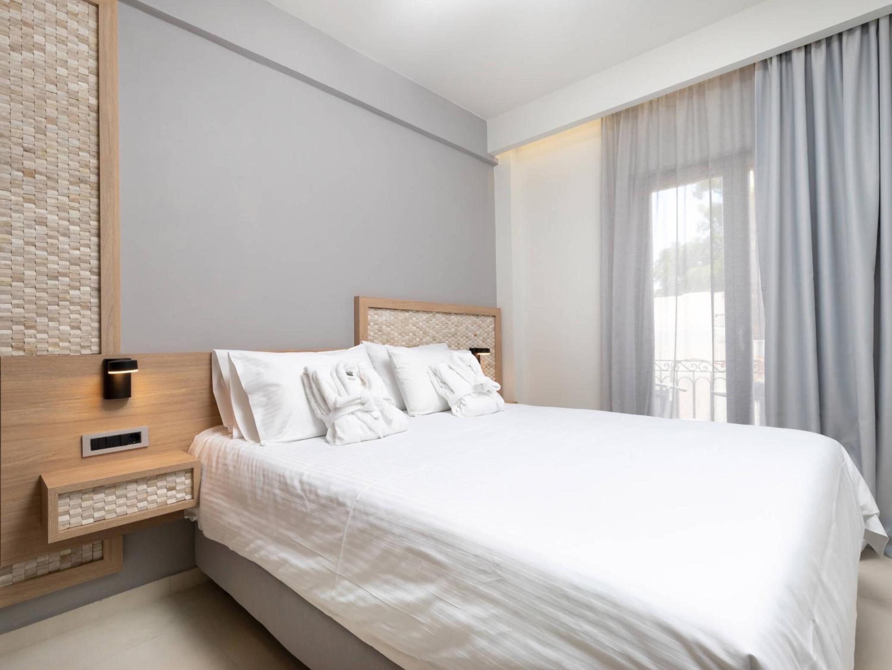Deluxe Double Room thumbnail 6