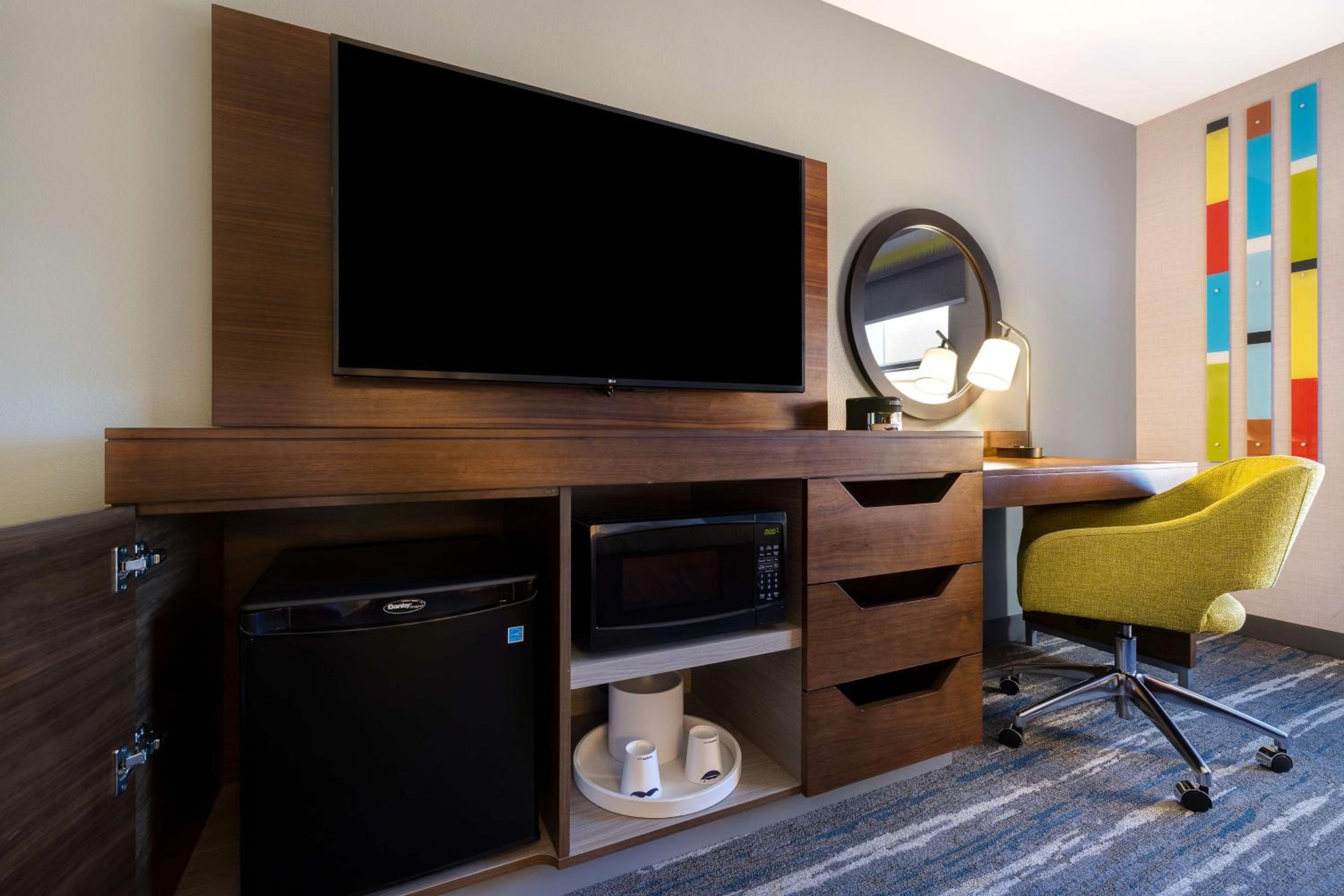 King Room with Microwave and Fridge - Photo 5