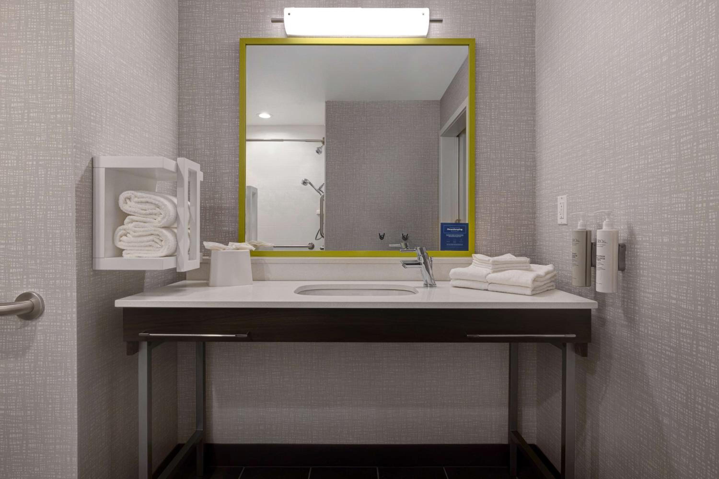King Room with Tub - Mobility Access - Photo 4