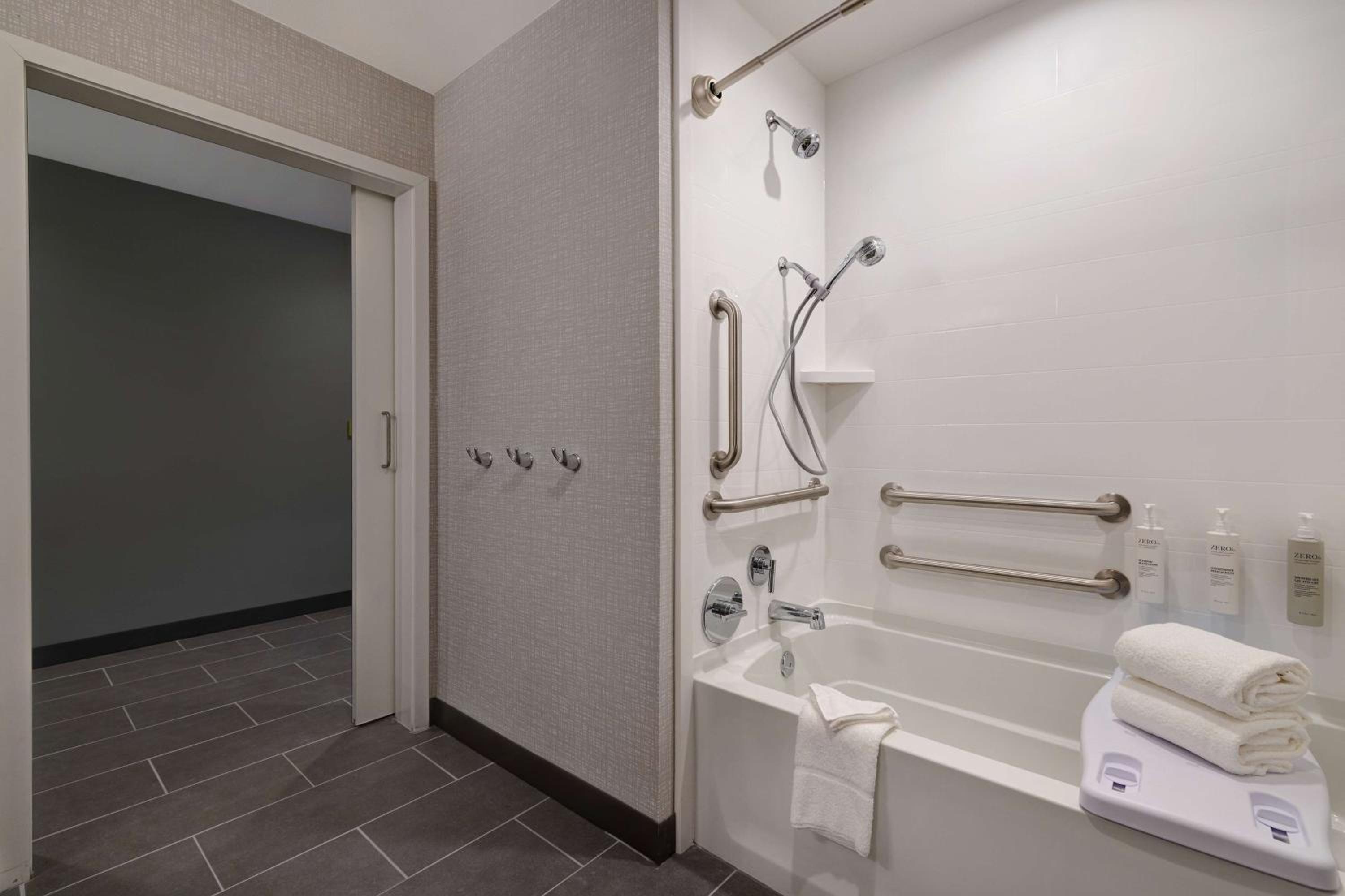 King Room with Tub - Mobility Access - Photo 3