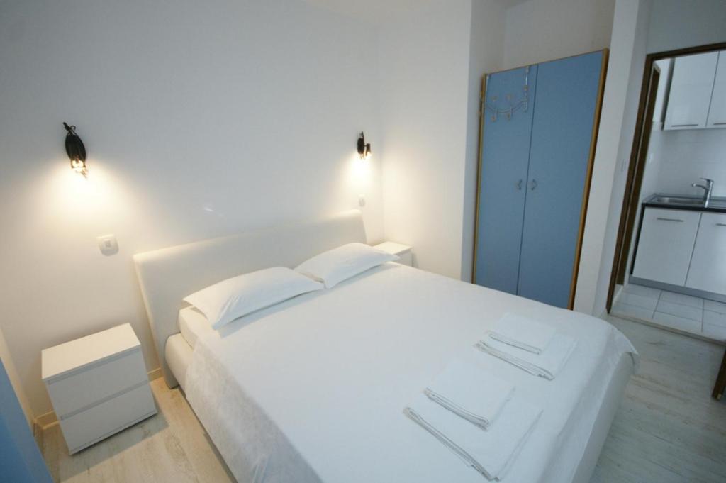 One-Bedroom Apartment with Terrace photo 2
