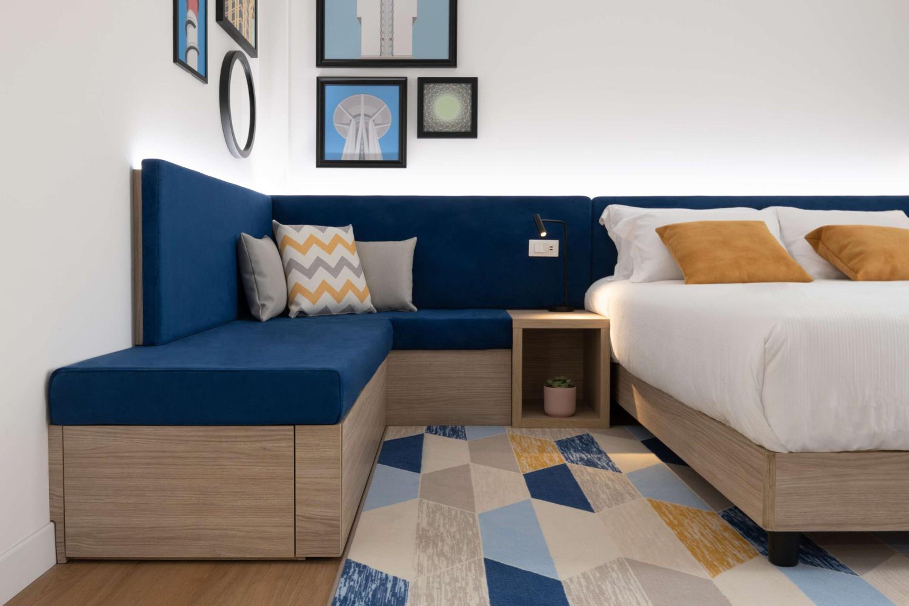 Queen Room with Sofa Bed - Photo 1