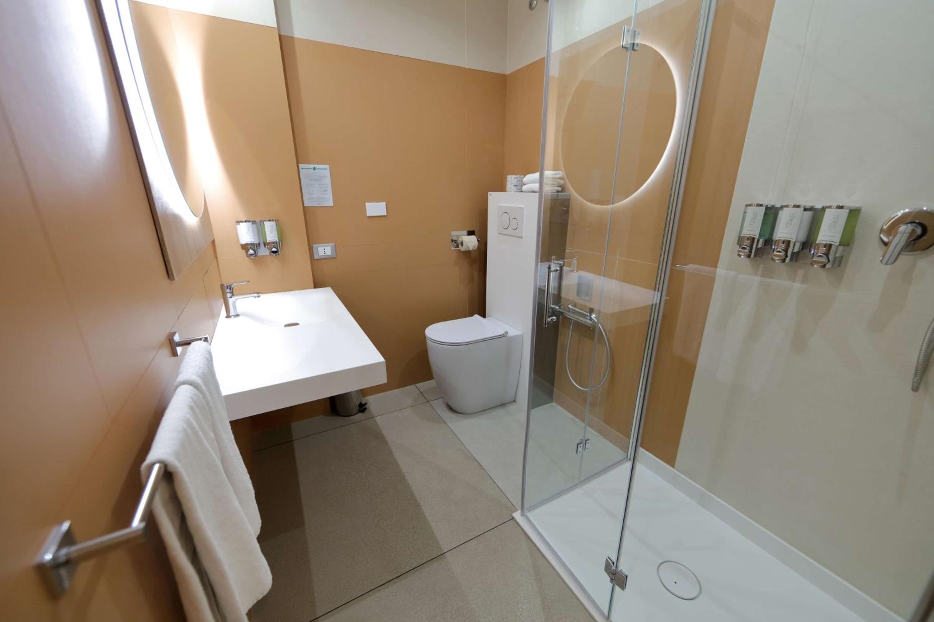 Queen Room - Accessible - Photo 7