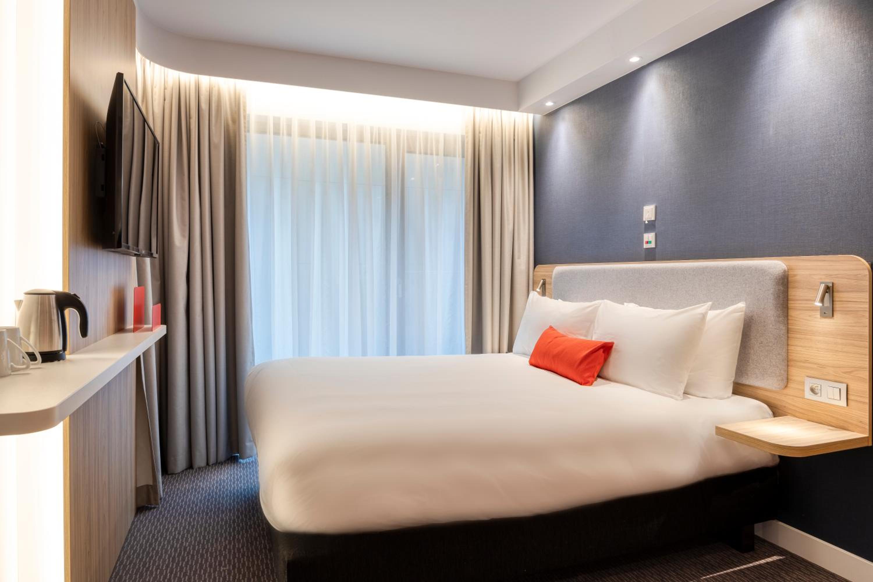 Standard Queen Room - Accessible with Free Breakfast