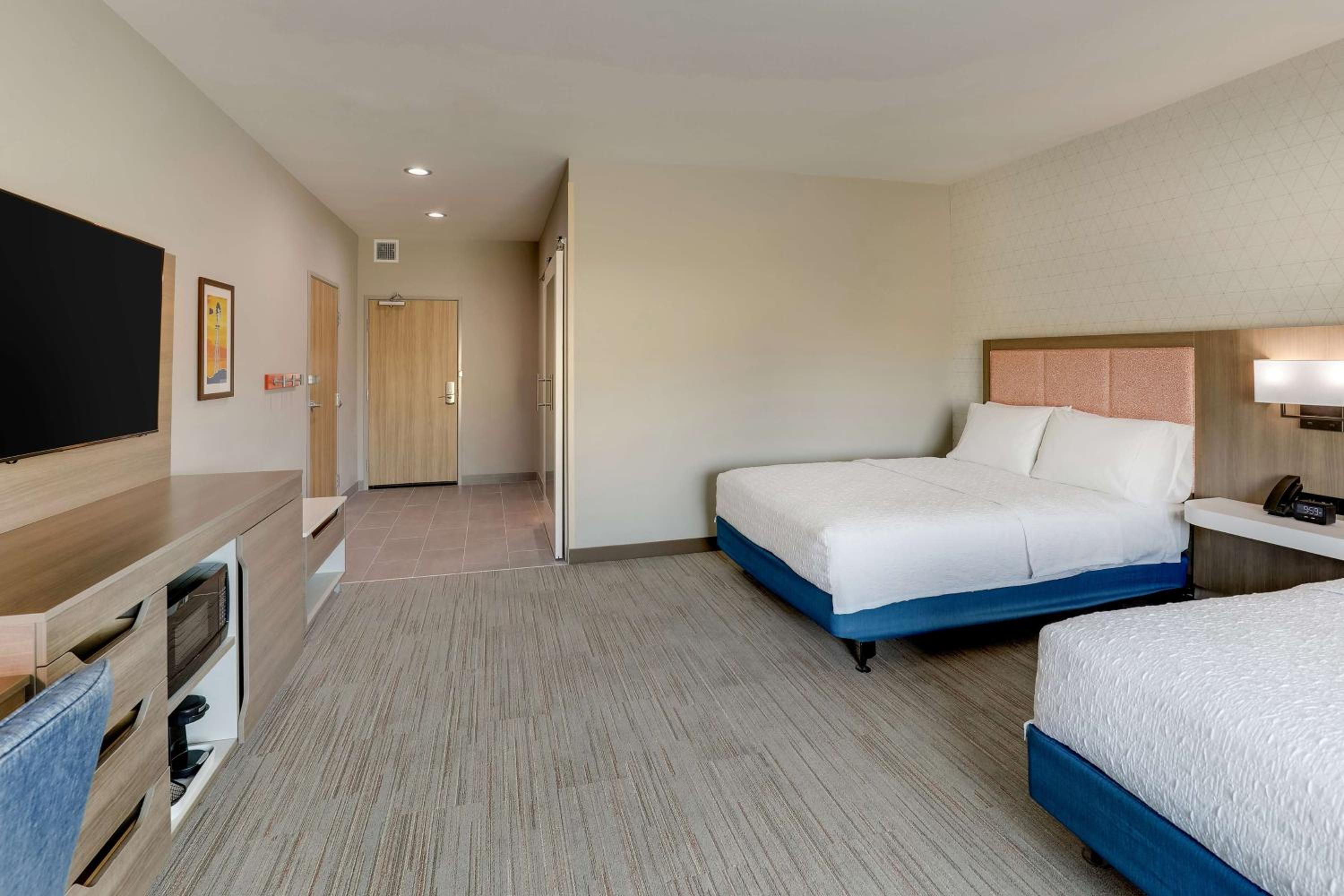 Queen Room with Two Queen Beds - Photo 5