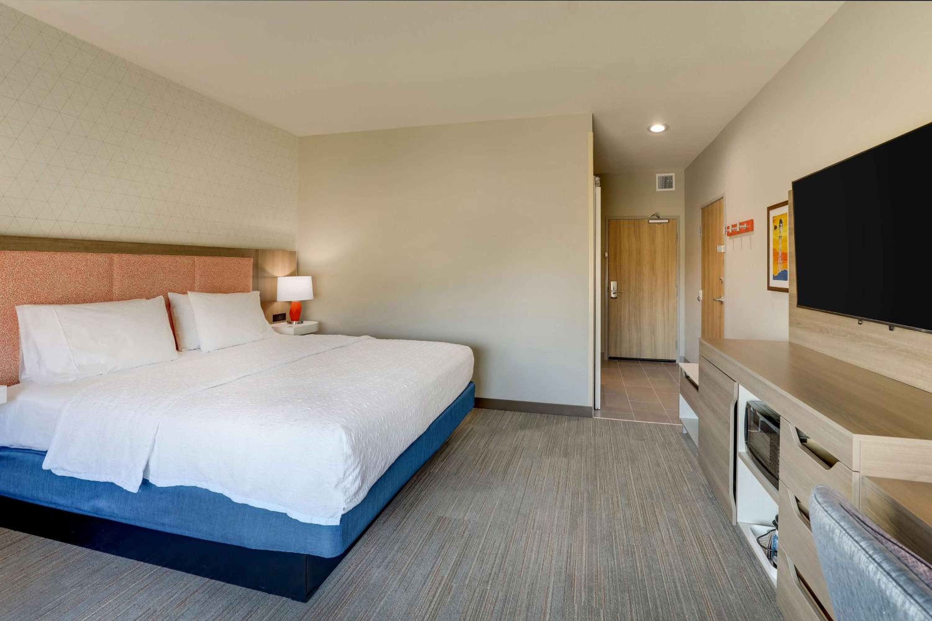 King Room with Microwave and Fridge - Photo 6