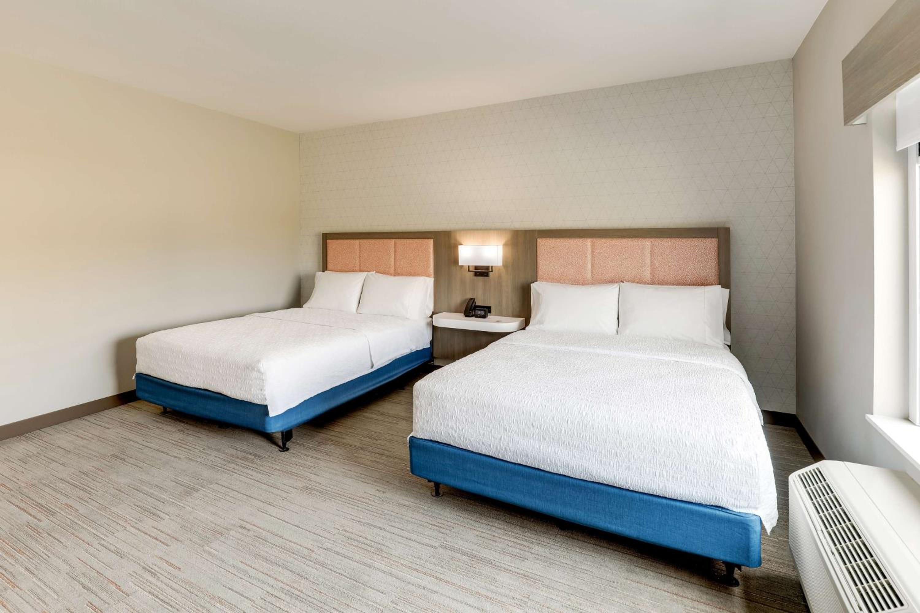 Queen Room with Two Queen Beds - Photo 6
