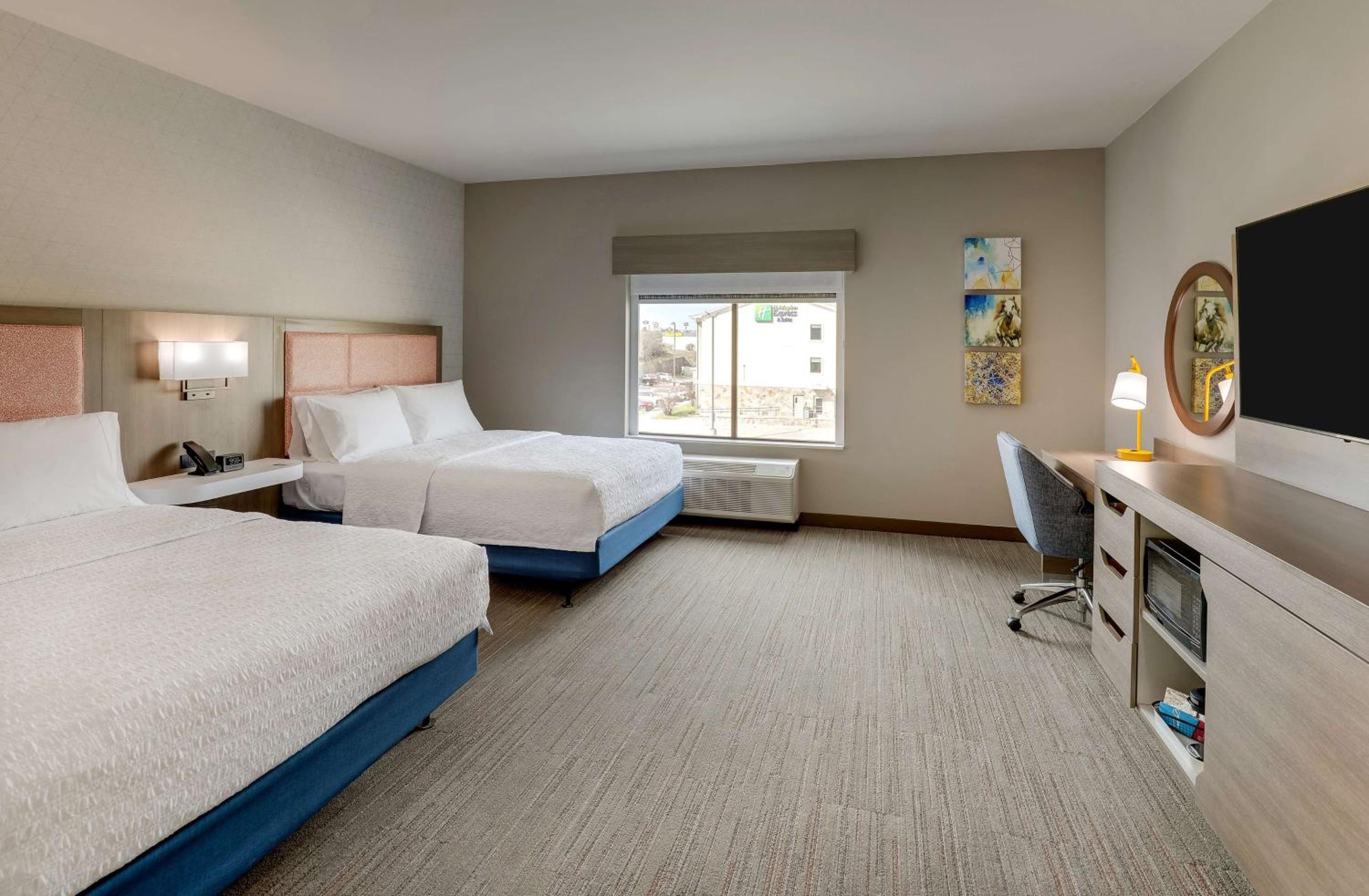 Queen Room with Two Queen Beds - Photo 4