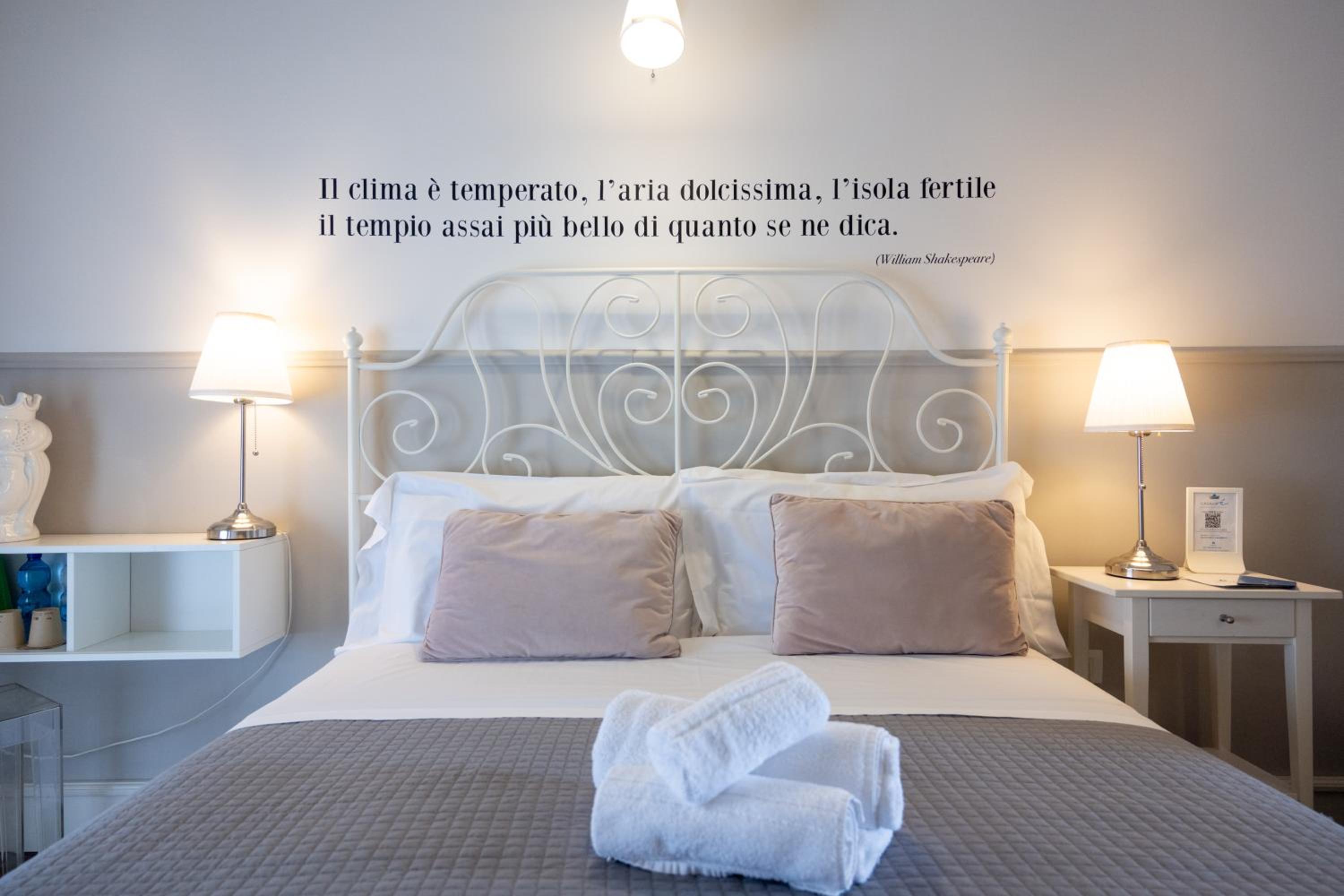 Double Room with Balcony - Photo 1