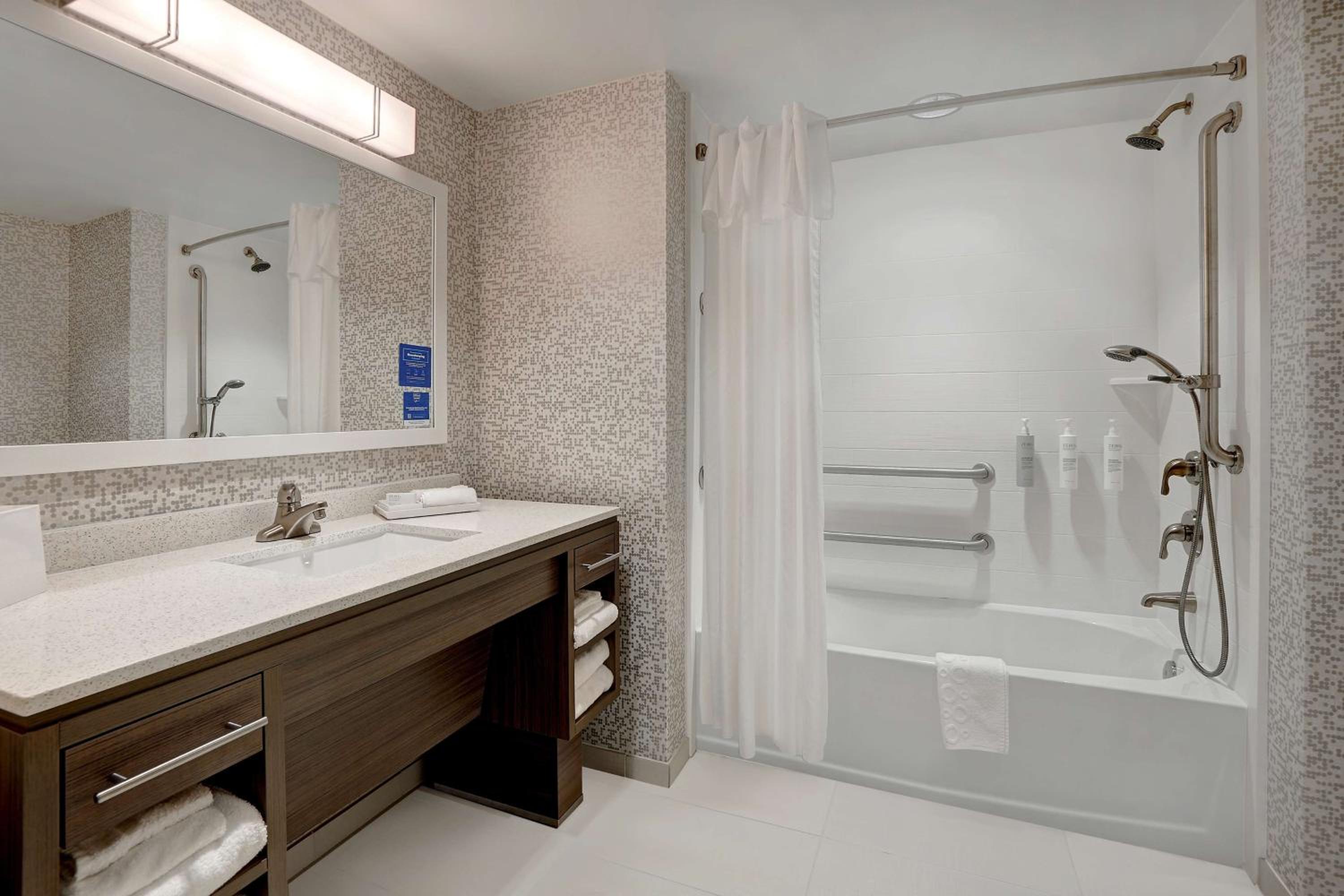 King Suite with Bath Tub - Mobility/Hearing Accessible - Photo 5