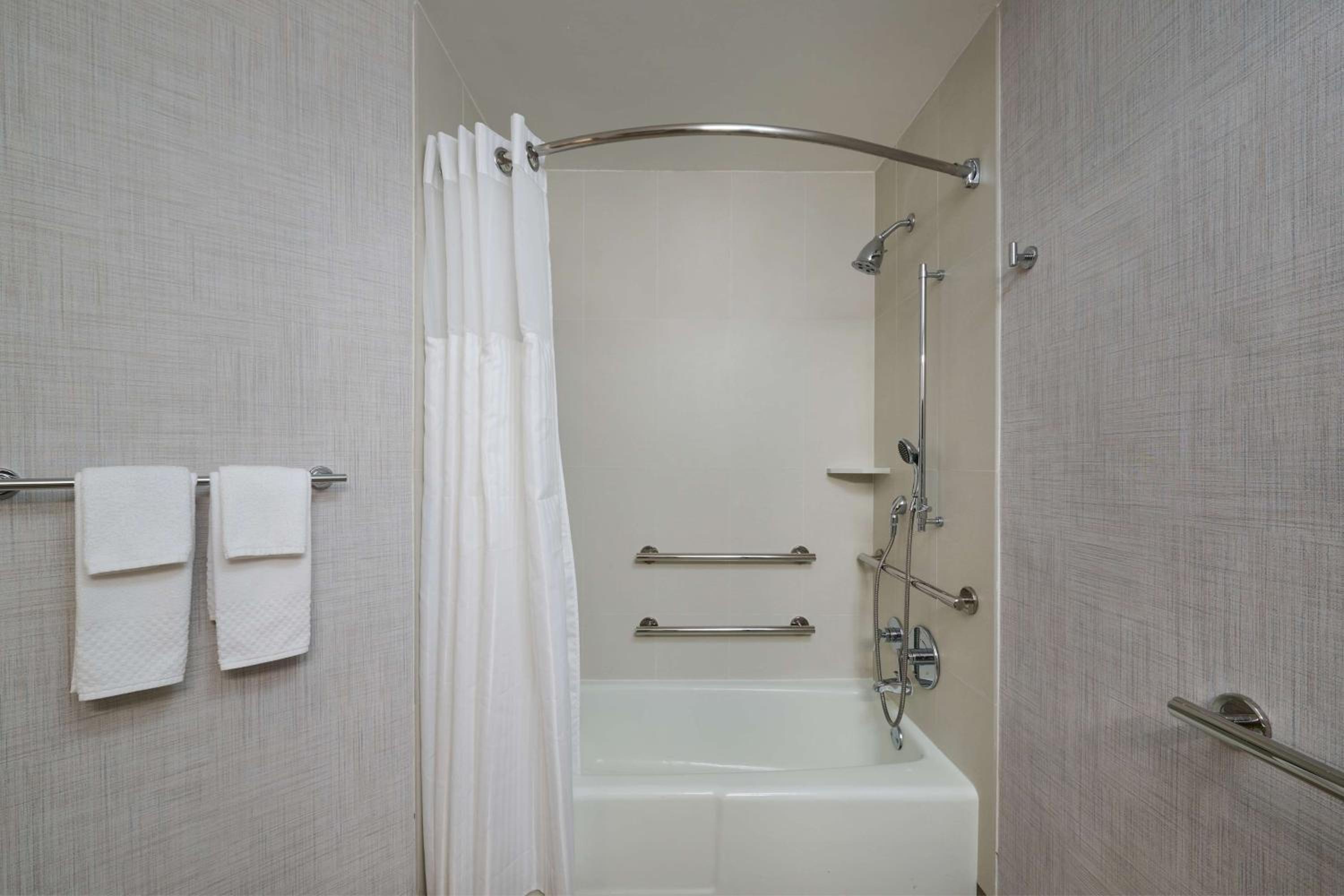 King Room with Accessible Tub - Mobility and Hearing Access - Photo 11