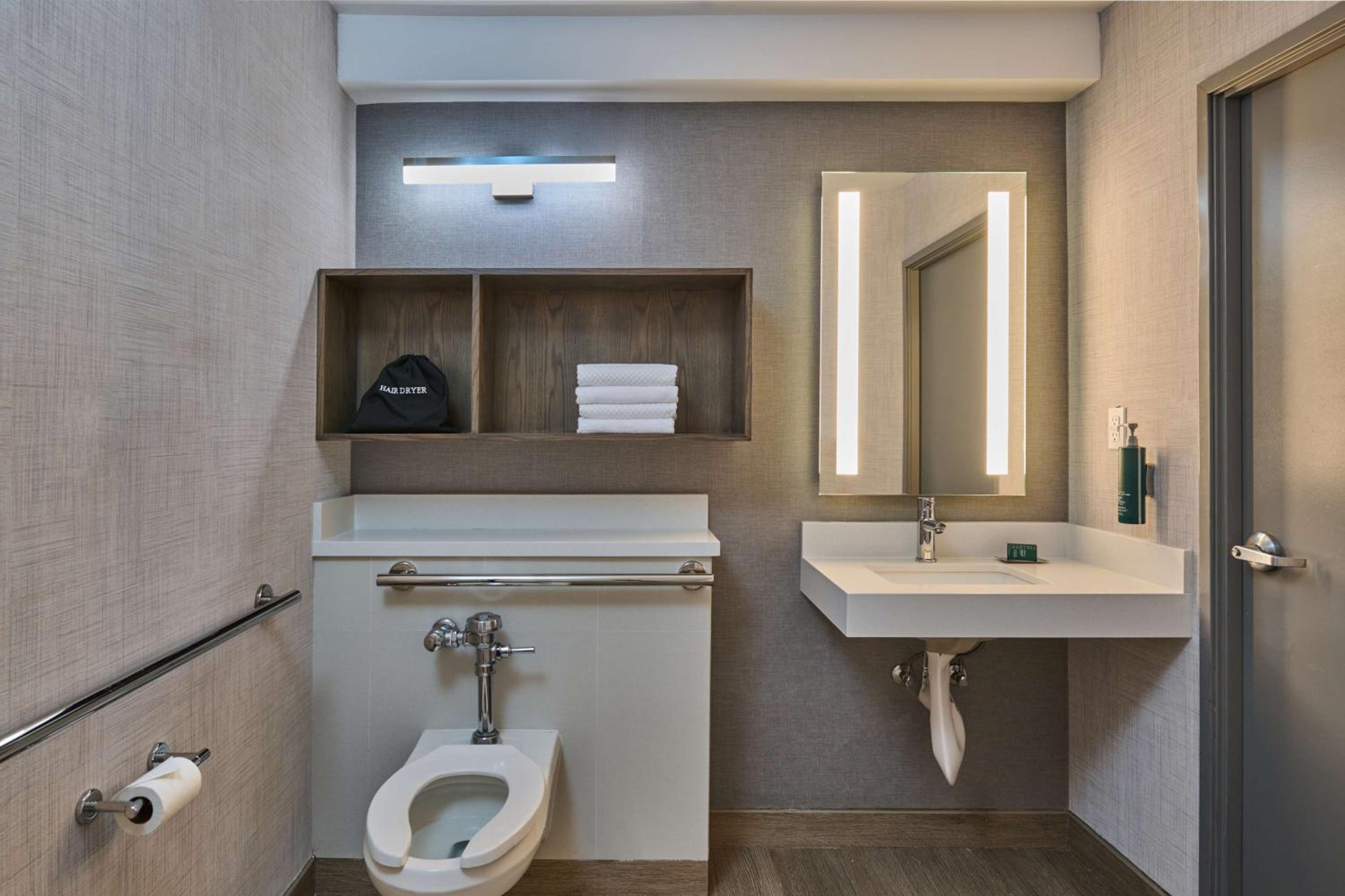 King Room with Accessible Tub - Mobility and Hearing Access - Photo 10