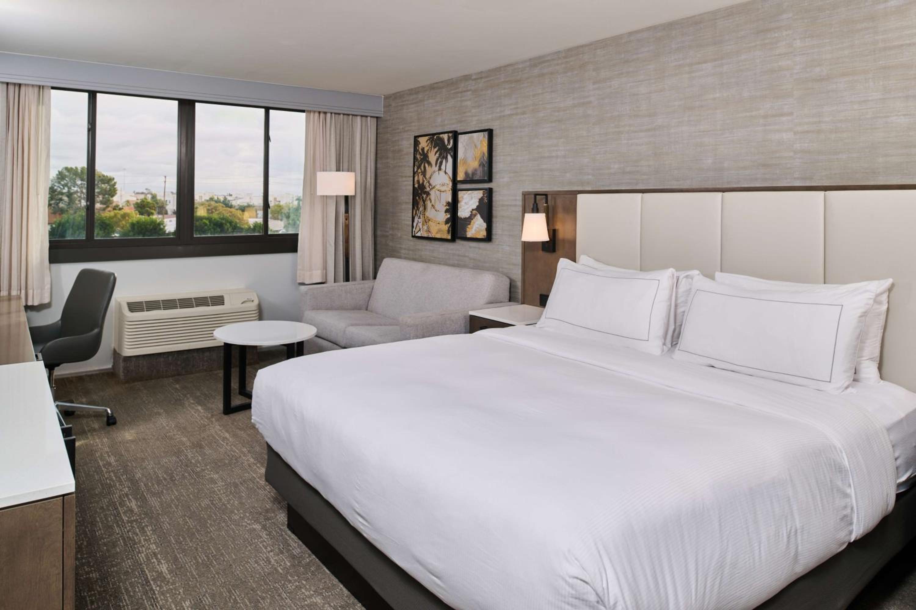 King Room with Sofa Bed - Photo 3