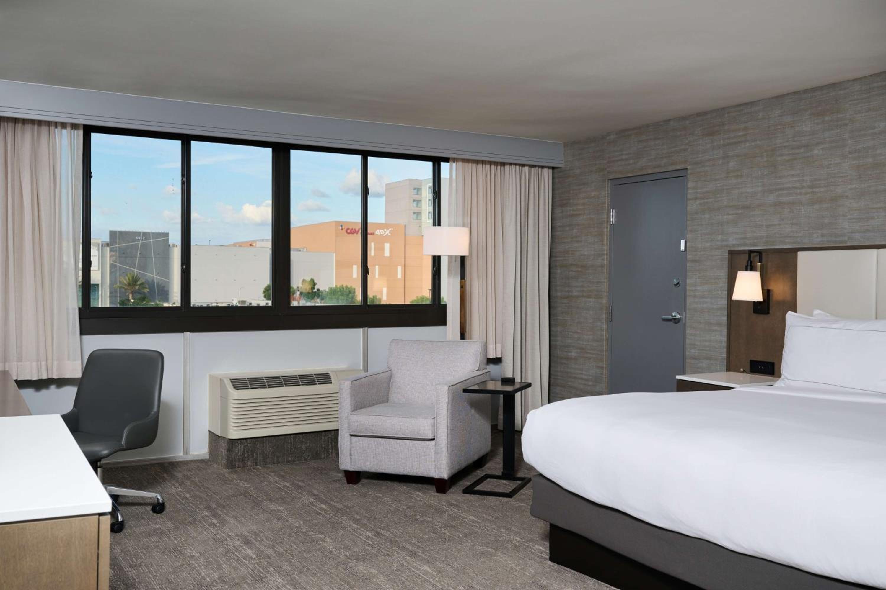 Studio with One King Bed and Wetbar - Photo 2
