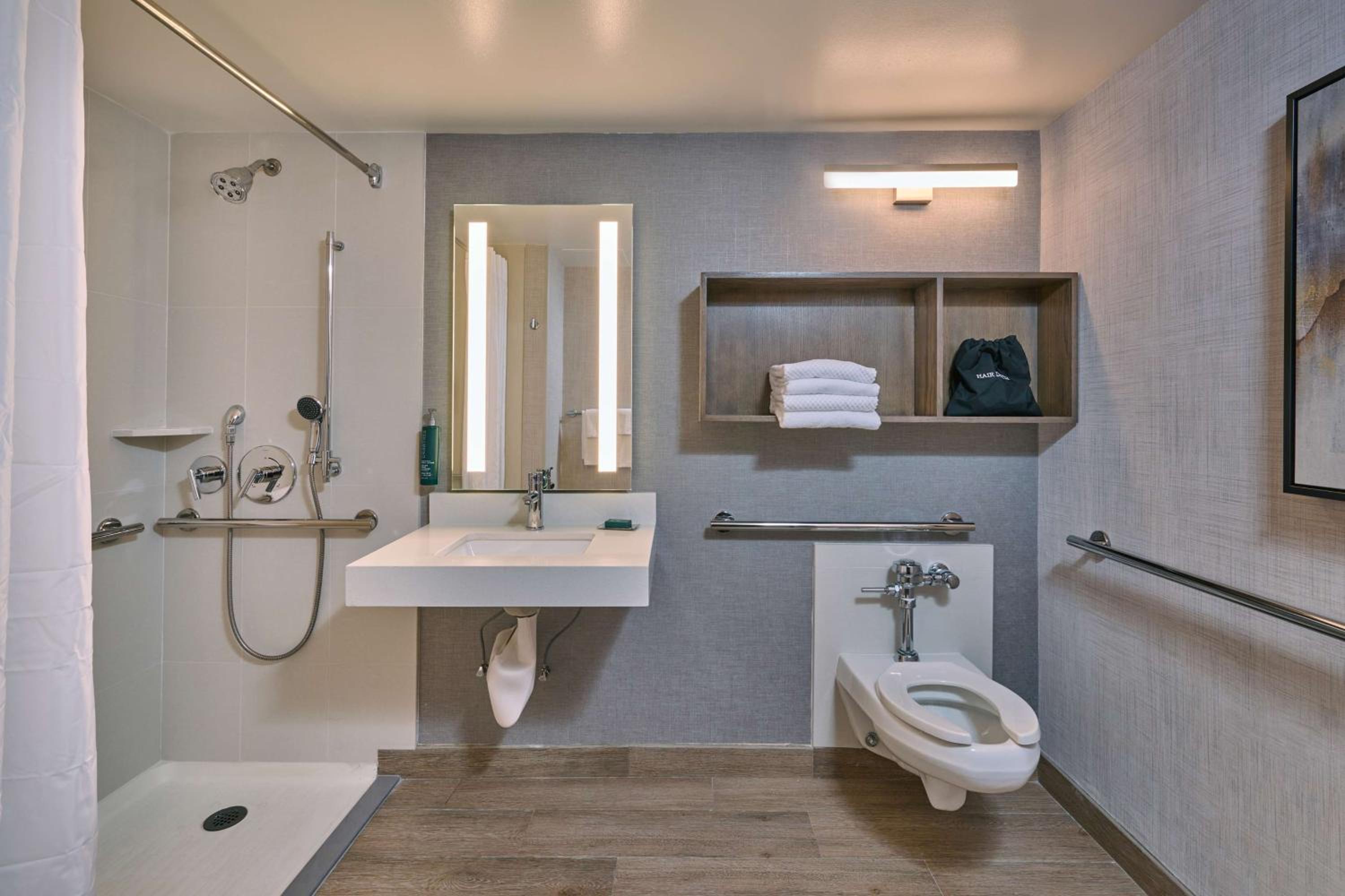 One King Room with 3X3Shwr - Mobility/Hearing Accessible - Photo 3