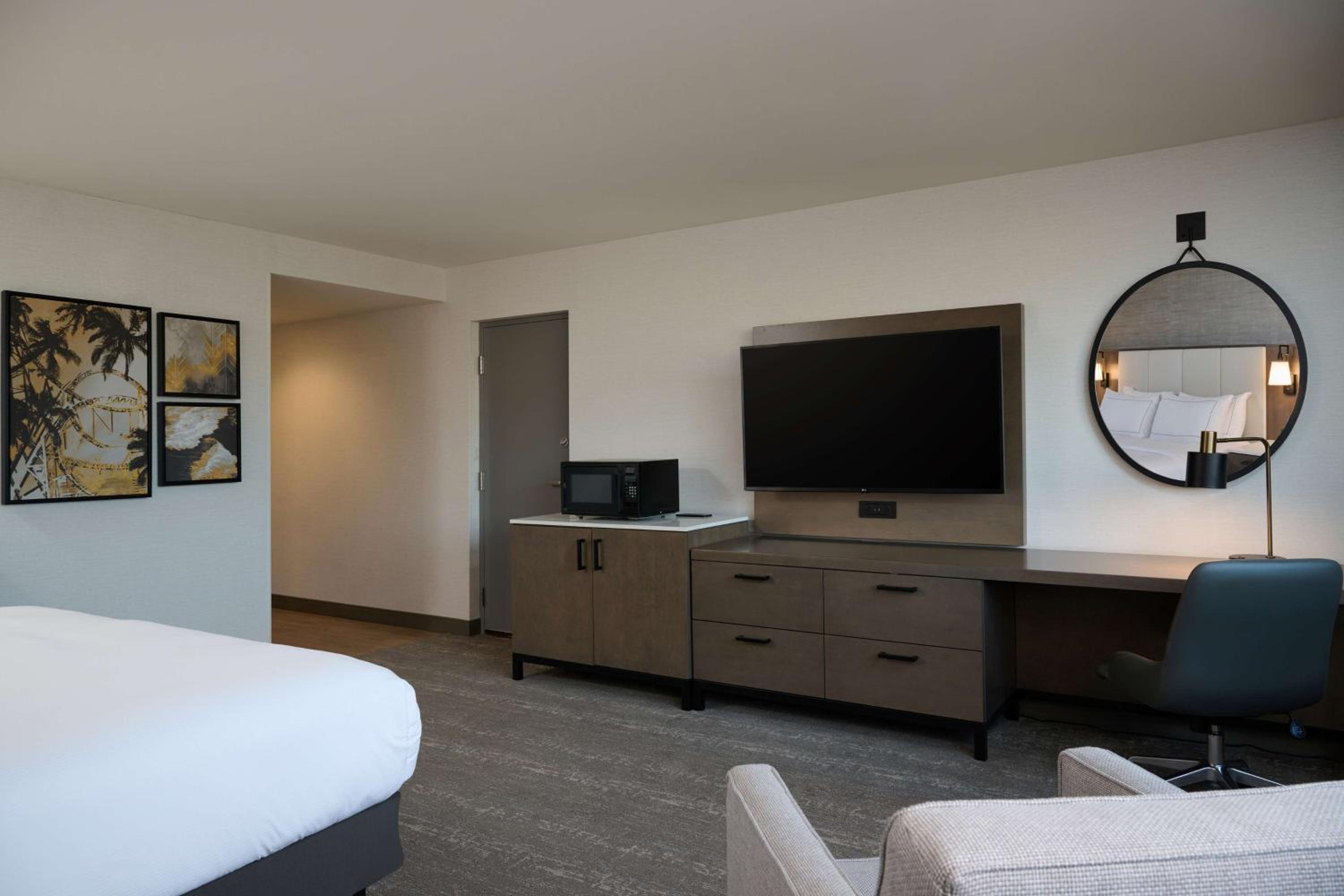 Studio with One King Bed and Wetbar - Photo 3