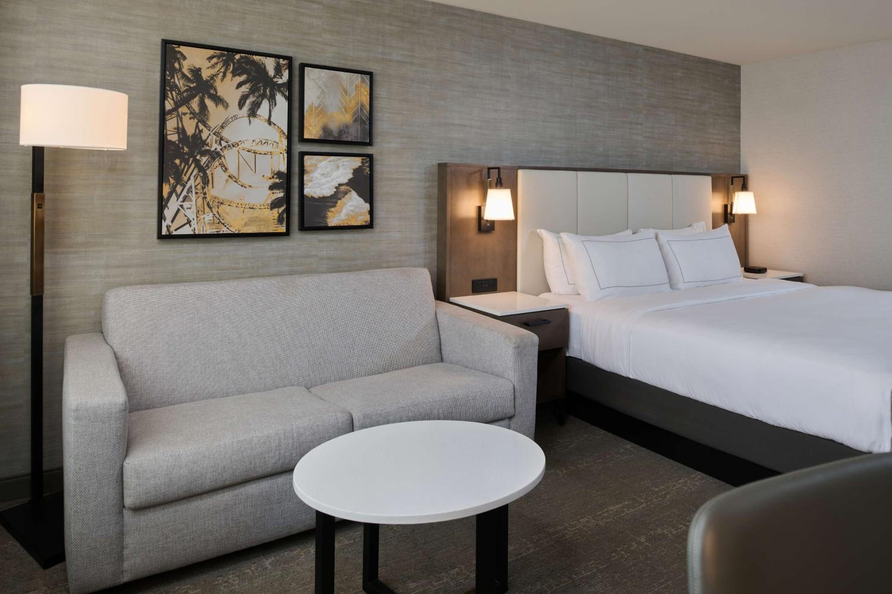King Room with Sofa Bed - Photo 2