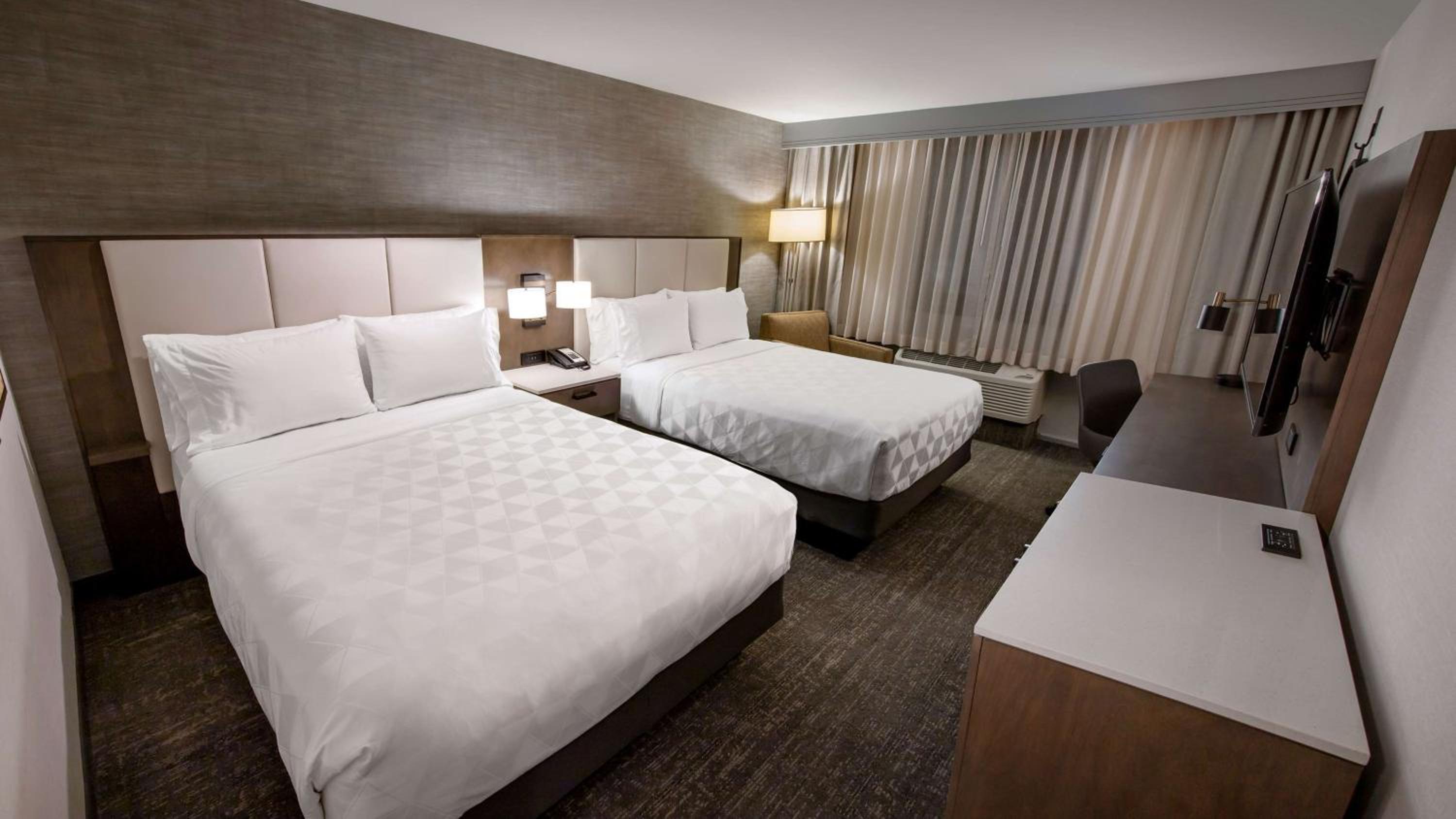 Queen Room with Two Queen Beds - Photo 5