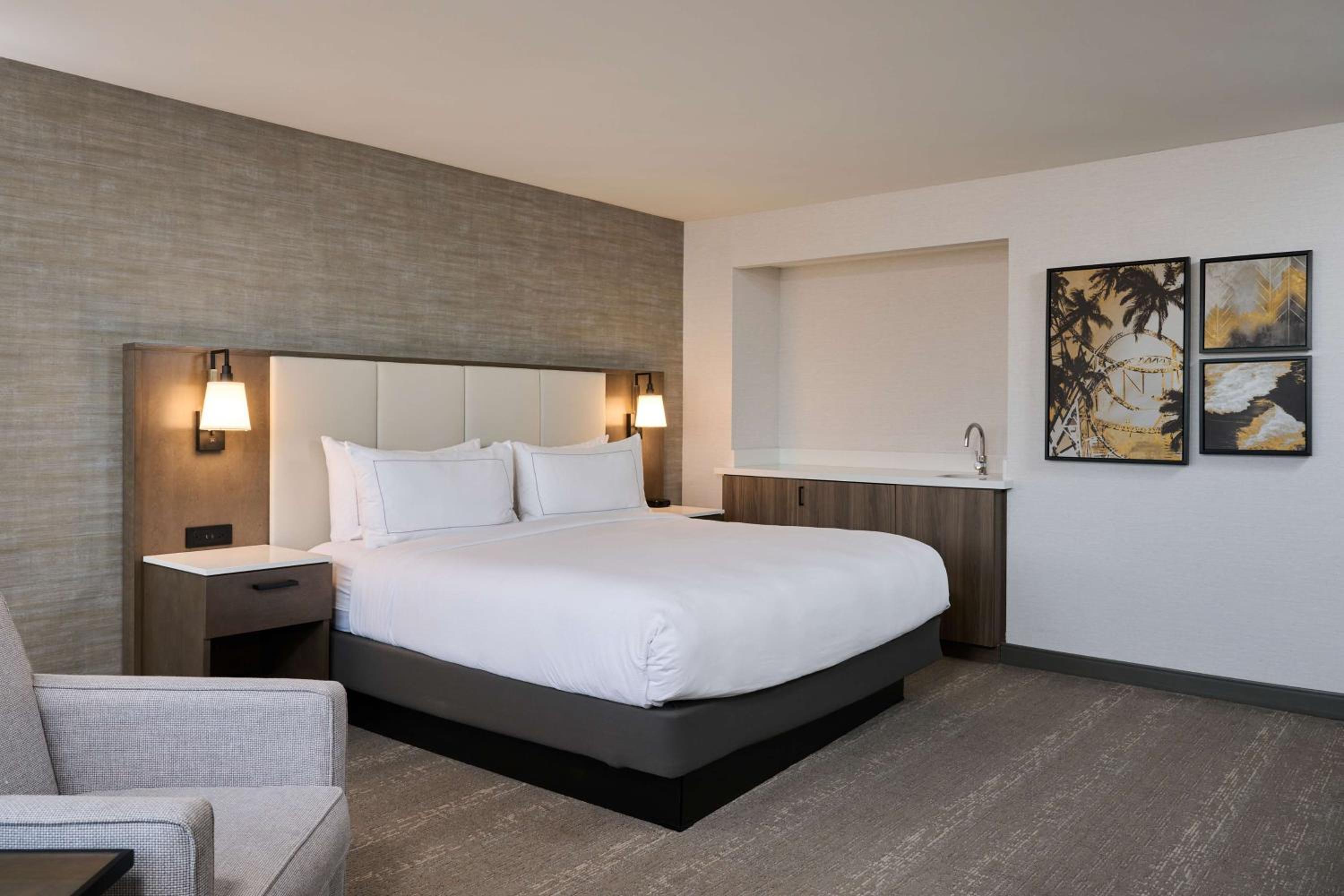 Studio with One King Bed and Wetbar - Photo 10