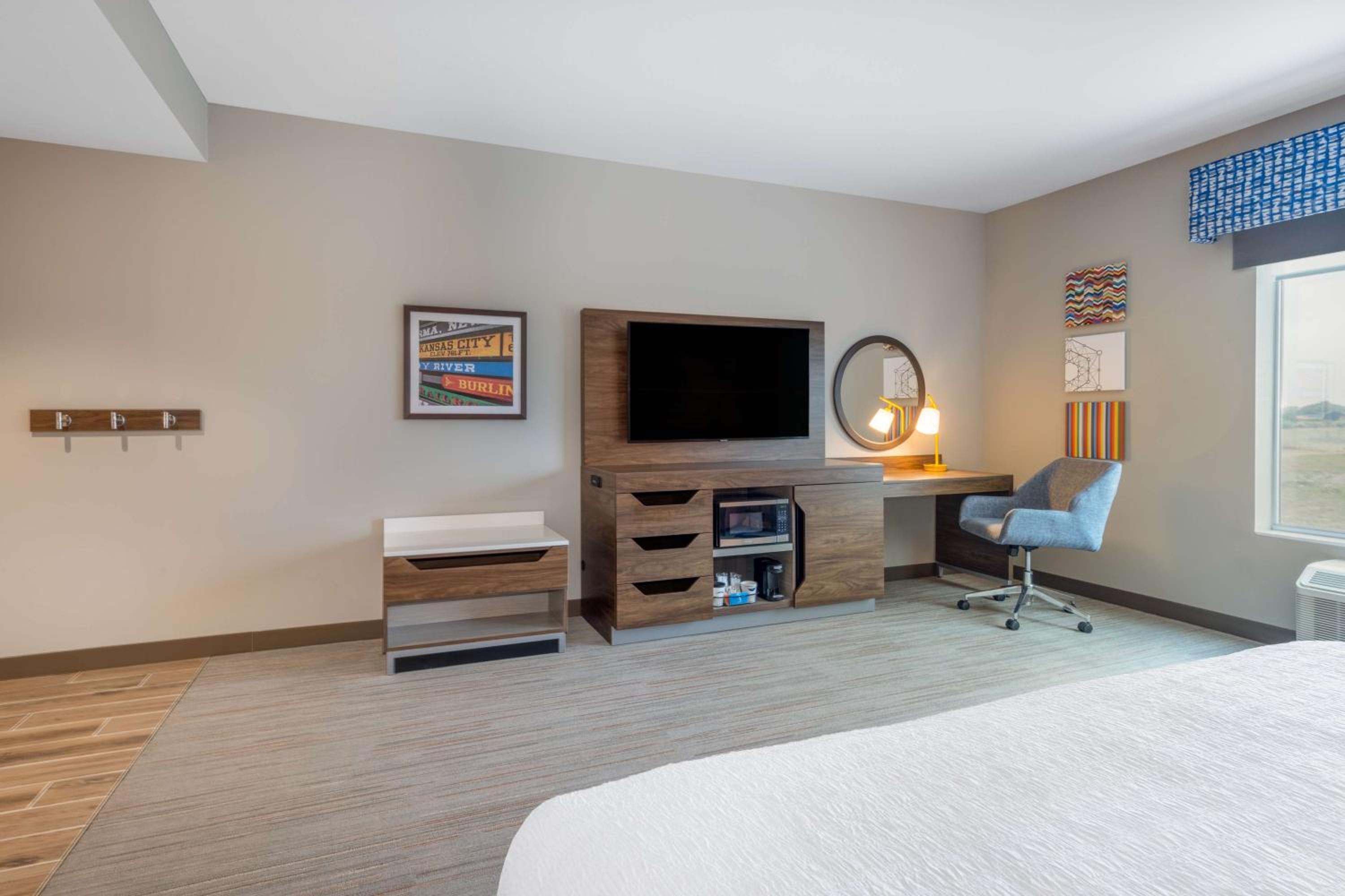 King Room with Bath Tub - Mobility and Hearing Access - Photo 1