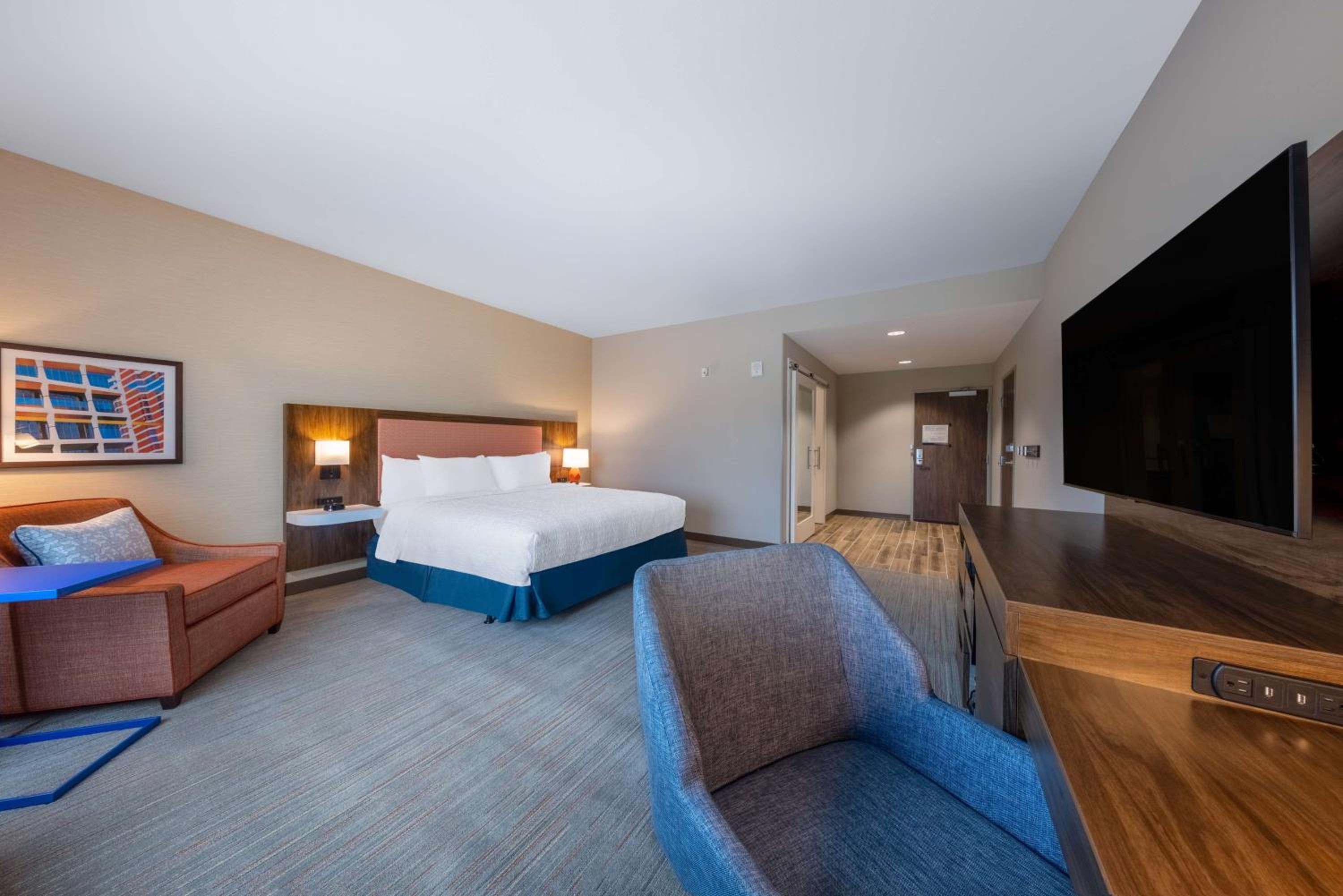 King Room with Bath Tub - Mobility and Hearing Access - Photo 3