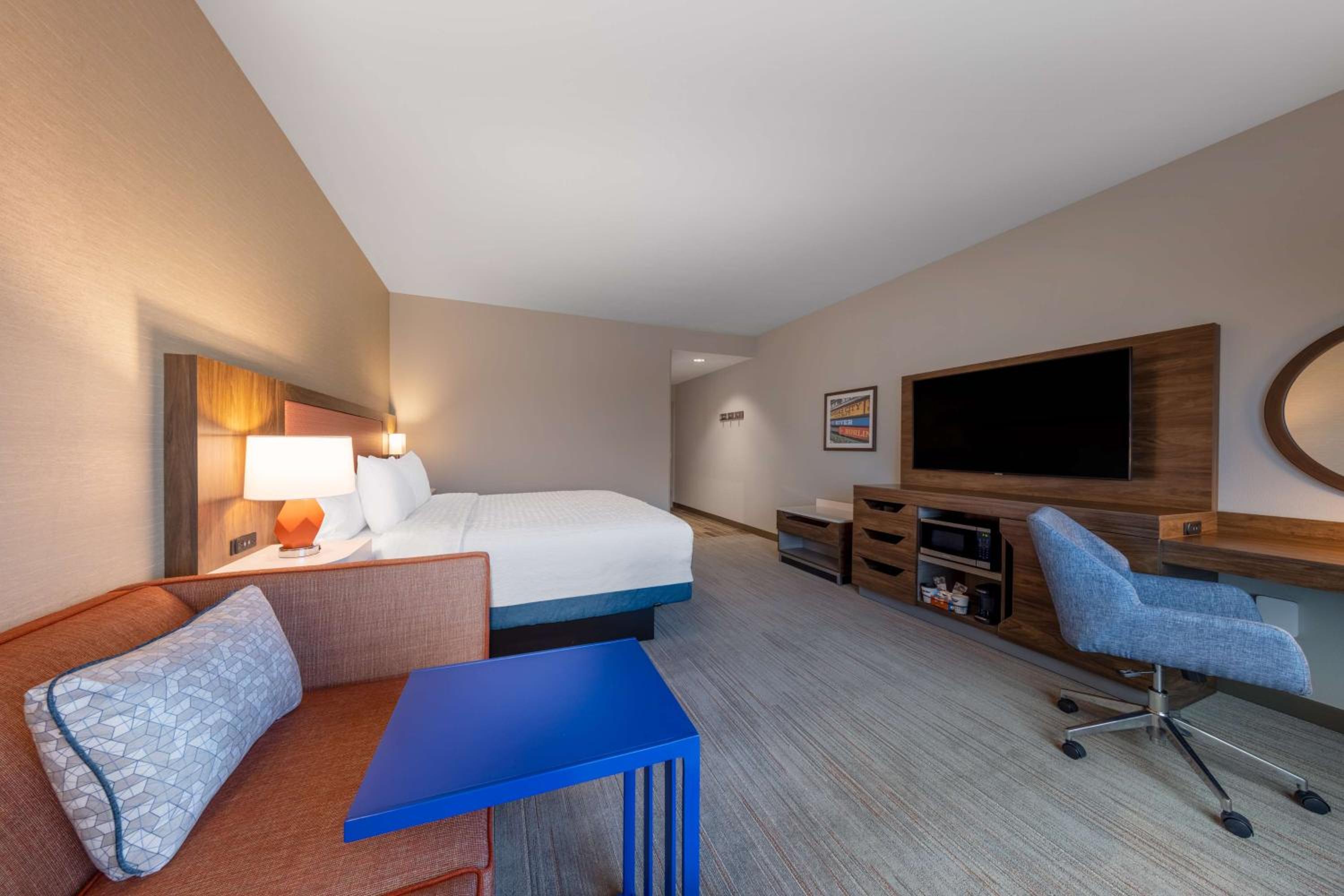 King Room with Sofa Bed - Photo 3