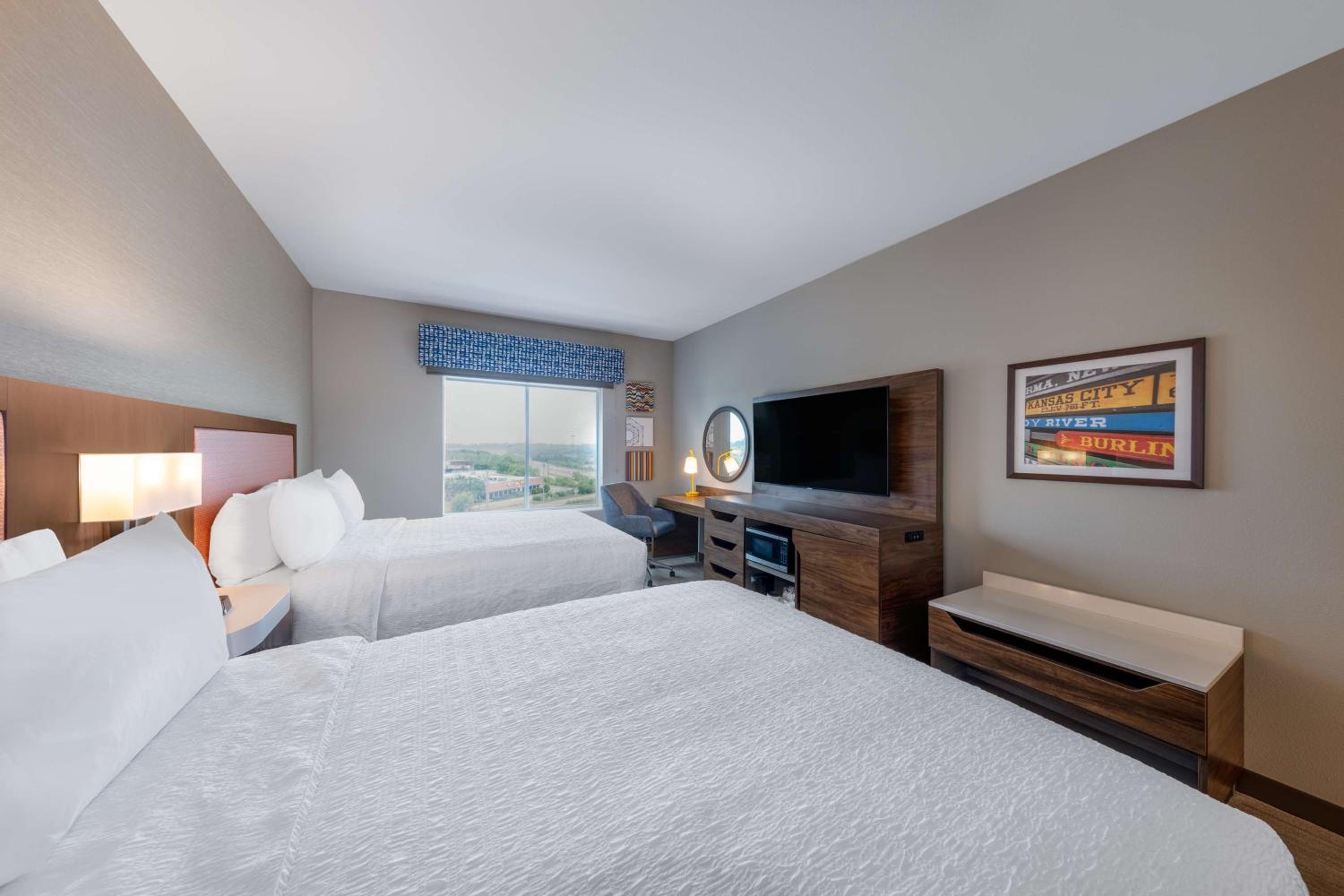 Queen Room with Two Queen Beds - Photo 2