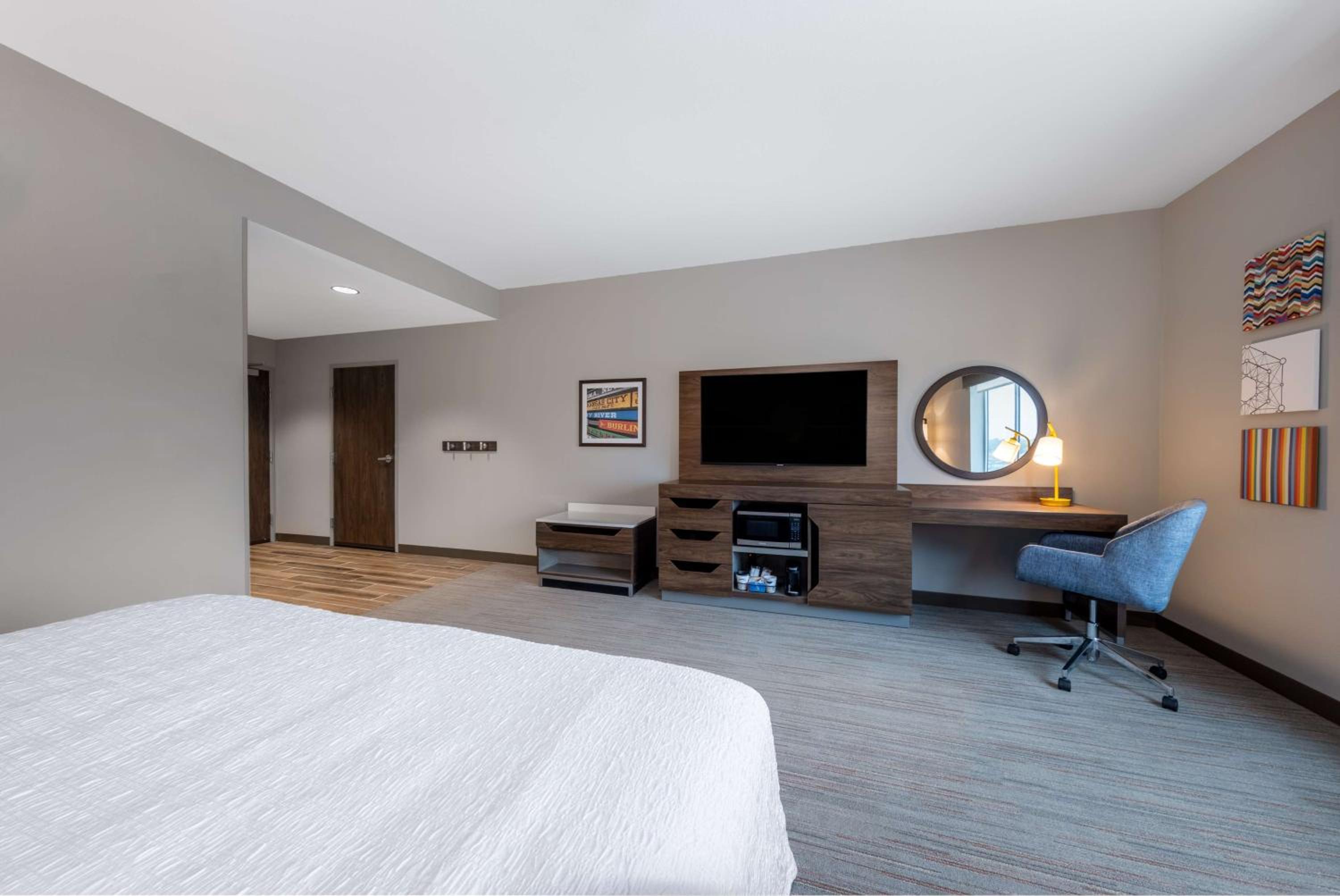 King Room with Bath Tub - Mobility and Hearing Access - Photo 5