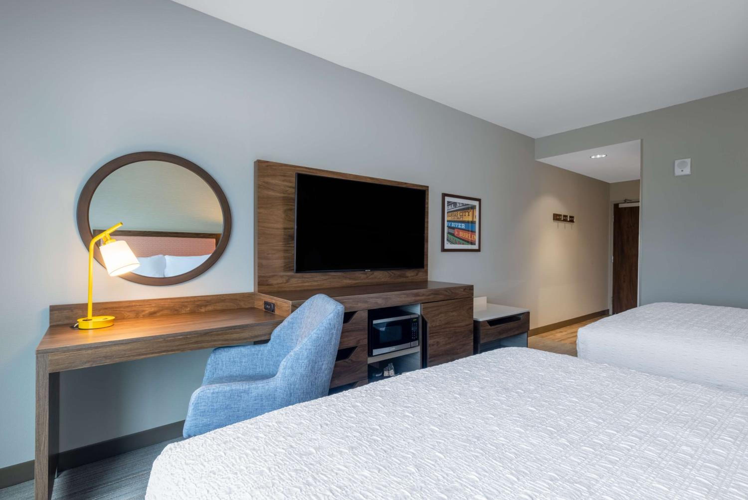 Queen Room with Two Queen Beds - Photo 3