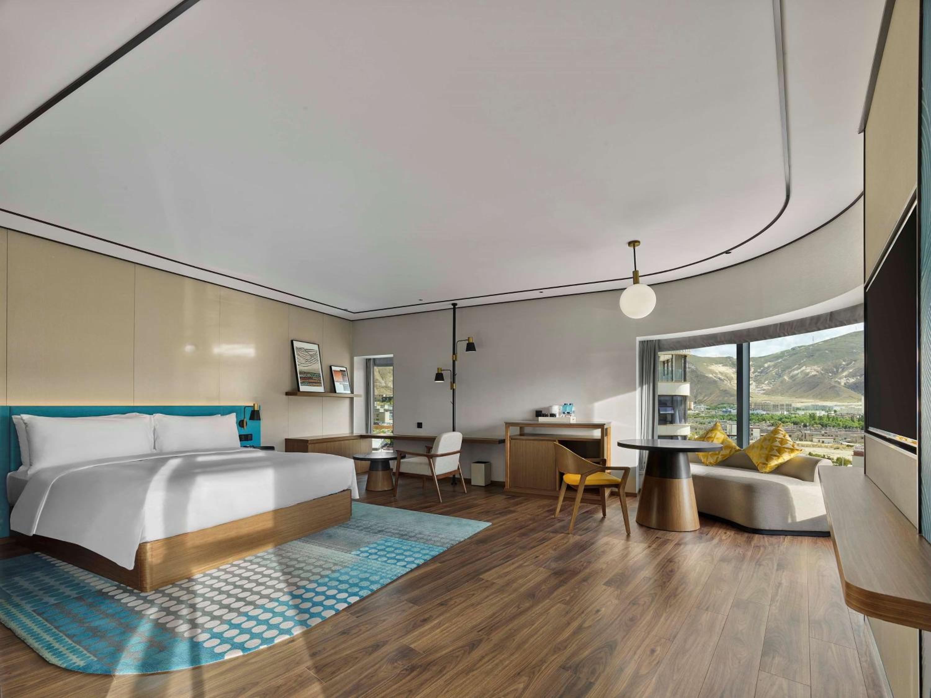 Premium King Room - Photo 4