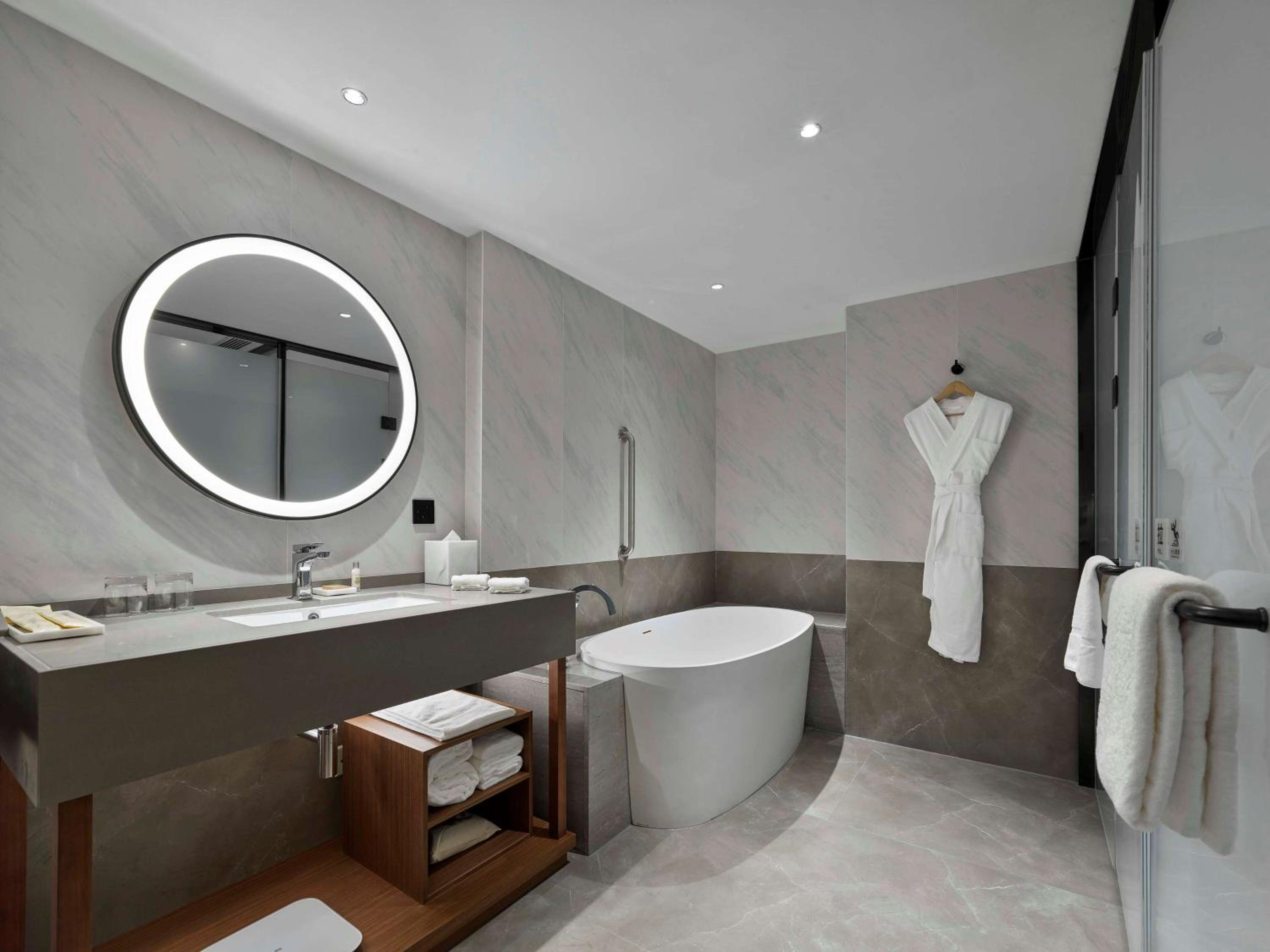Premium King Room - Photo 3