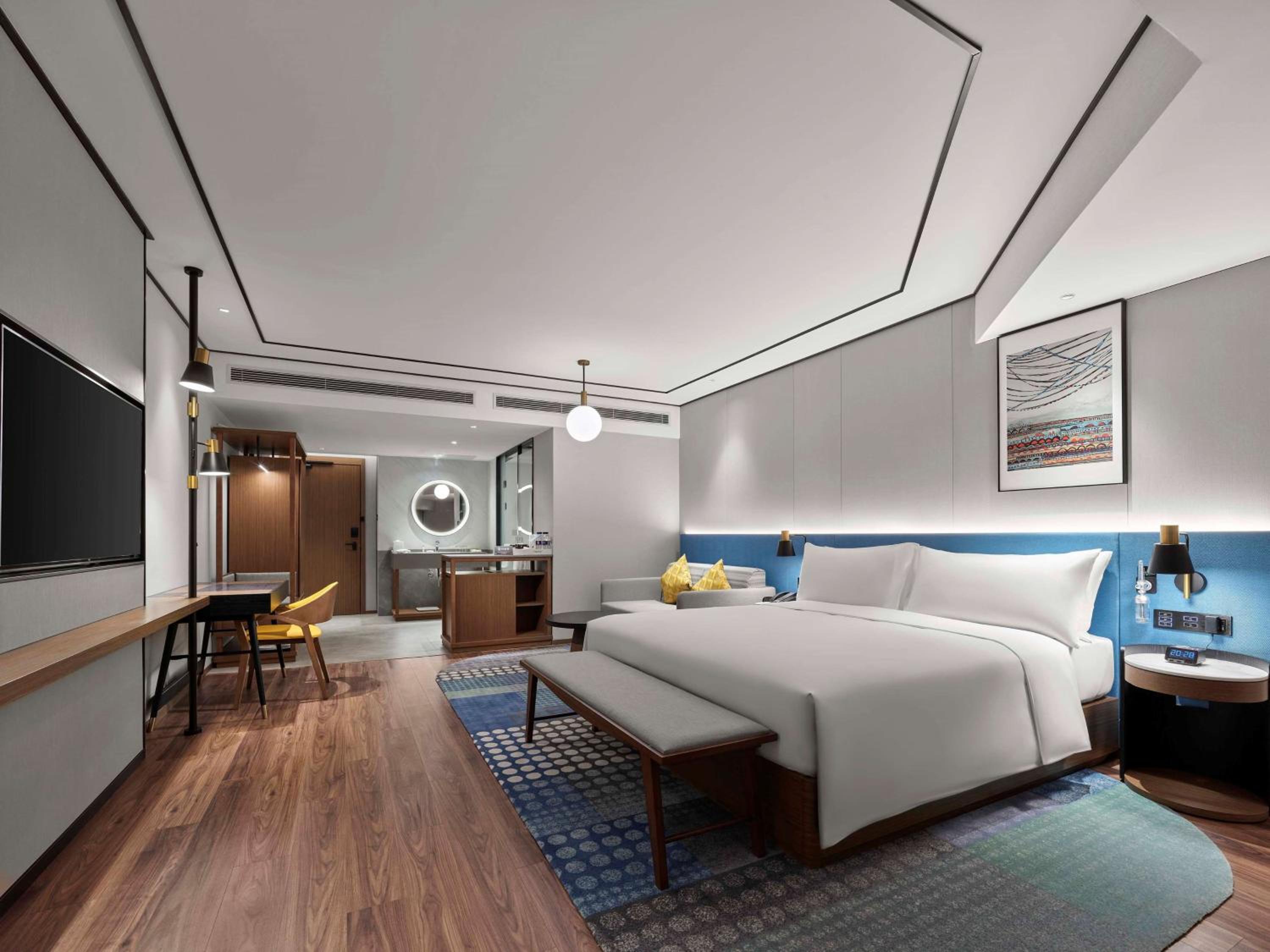 Deluxe King Room - Photo 3