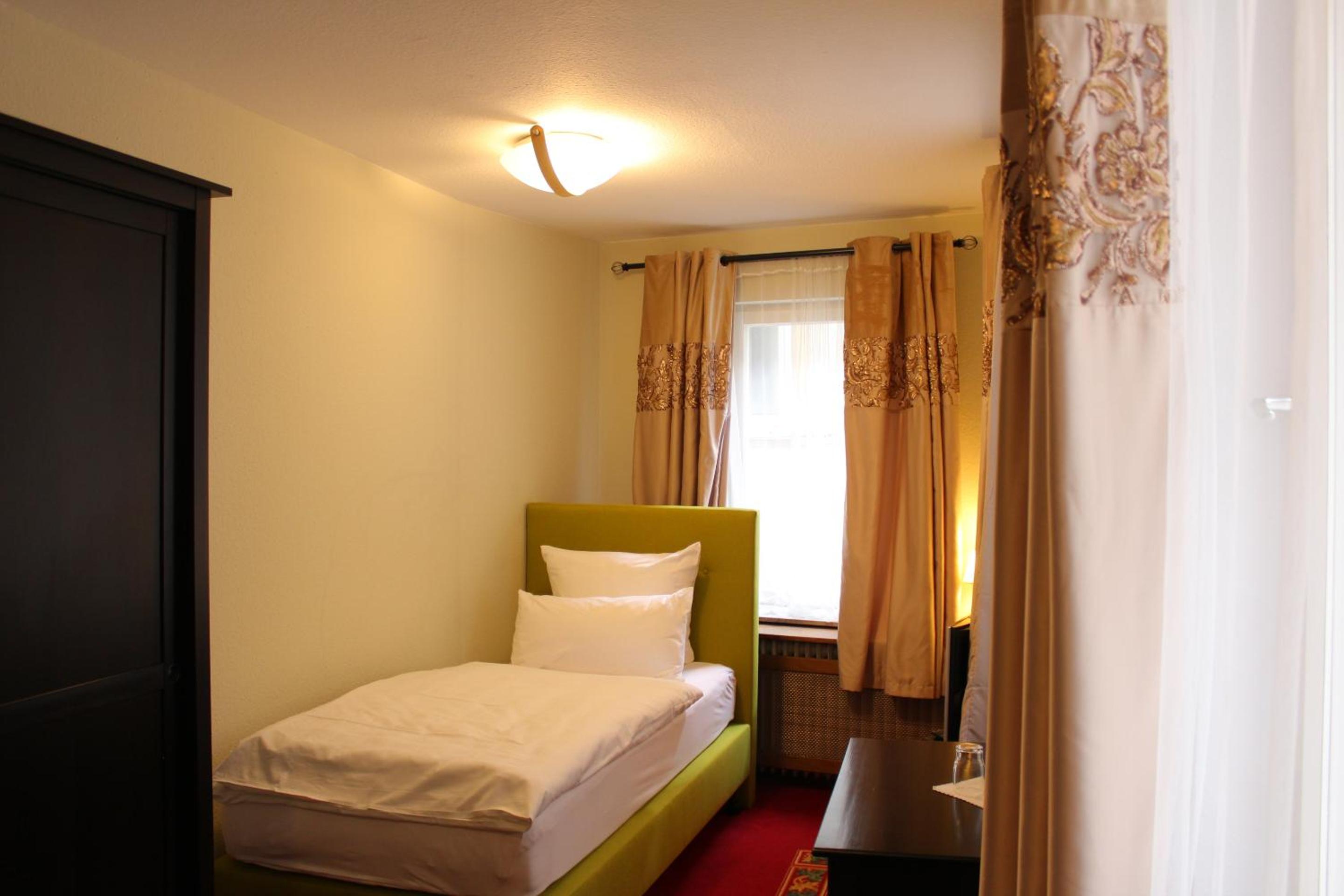 Single Room with Private Bathroom photo 2