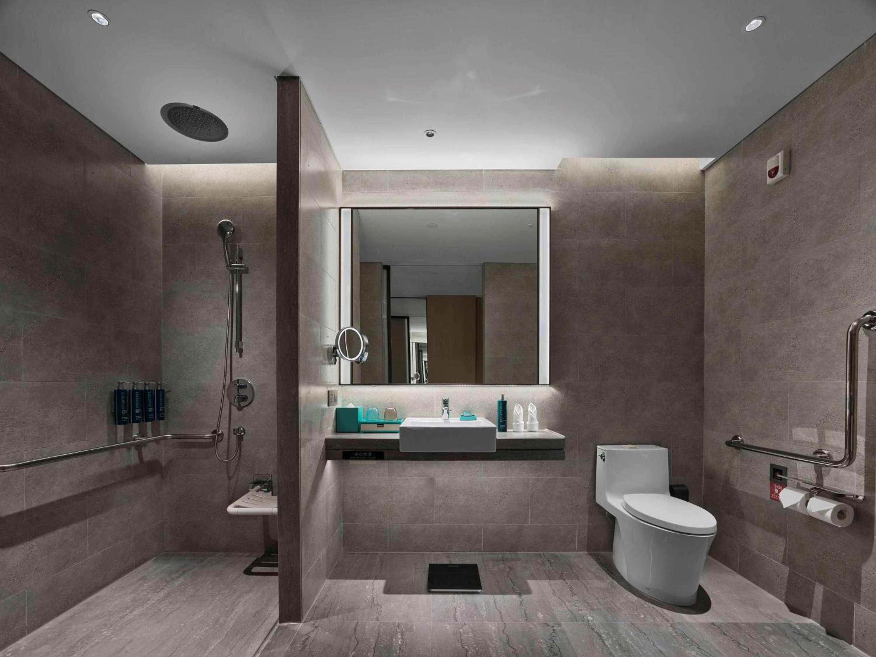 King Room - Mobility Accessible  - Photo 4