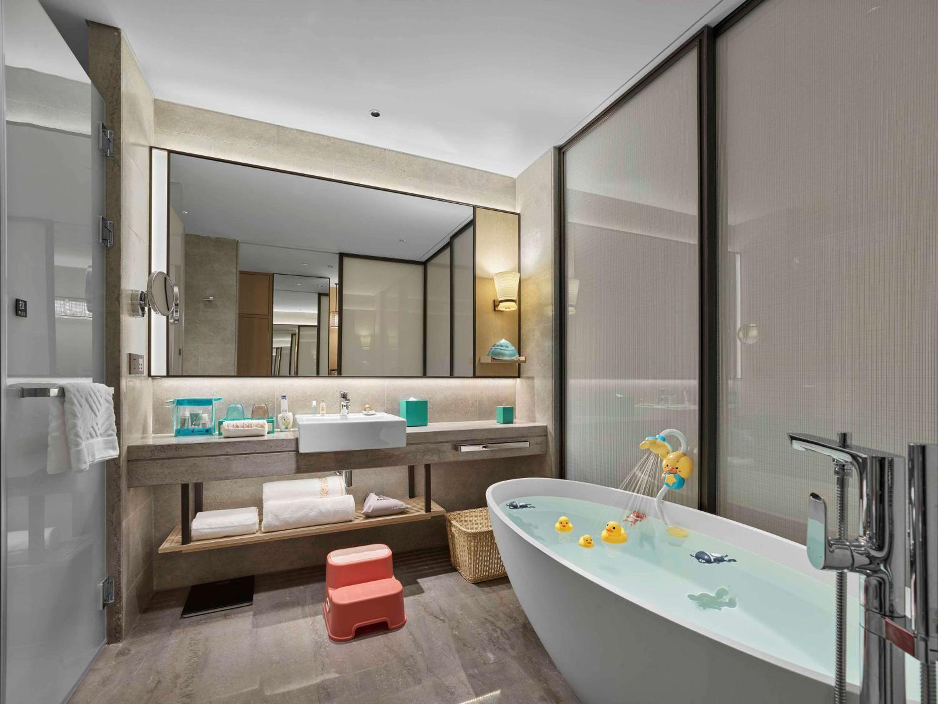 Deluxe Family King Room - Photo 2