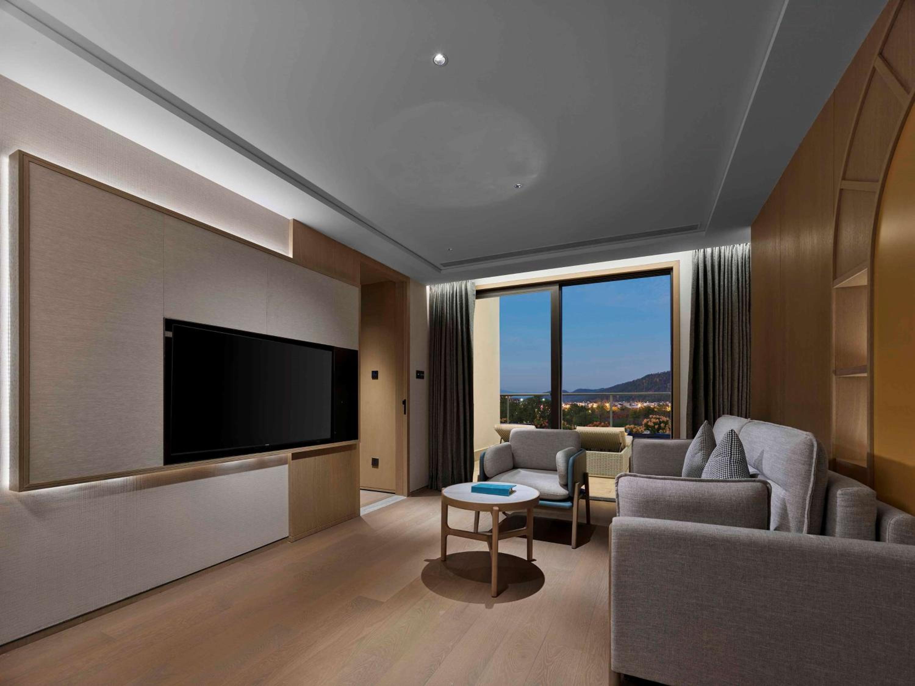 Premium King Suite - Photo 3