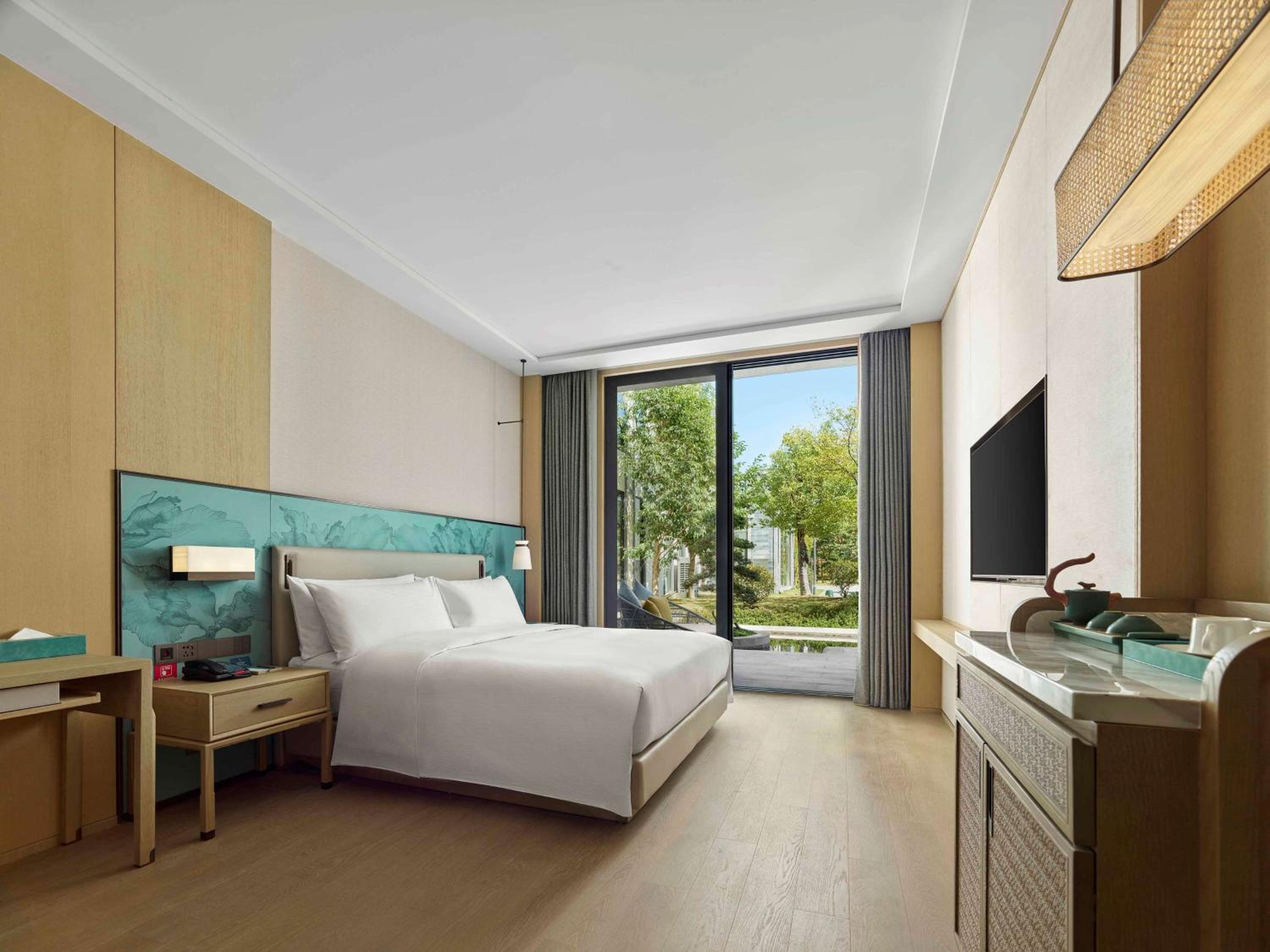King Room - Mobility Accessible  - Photo 3