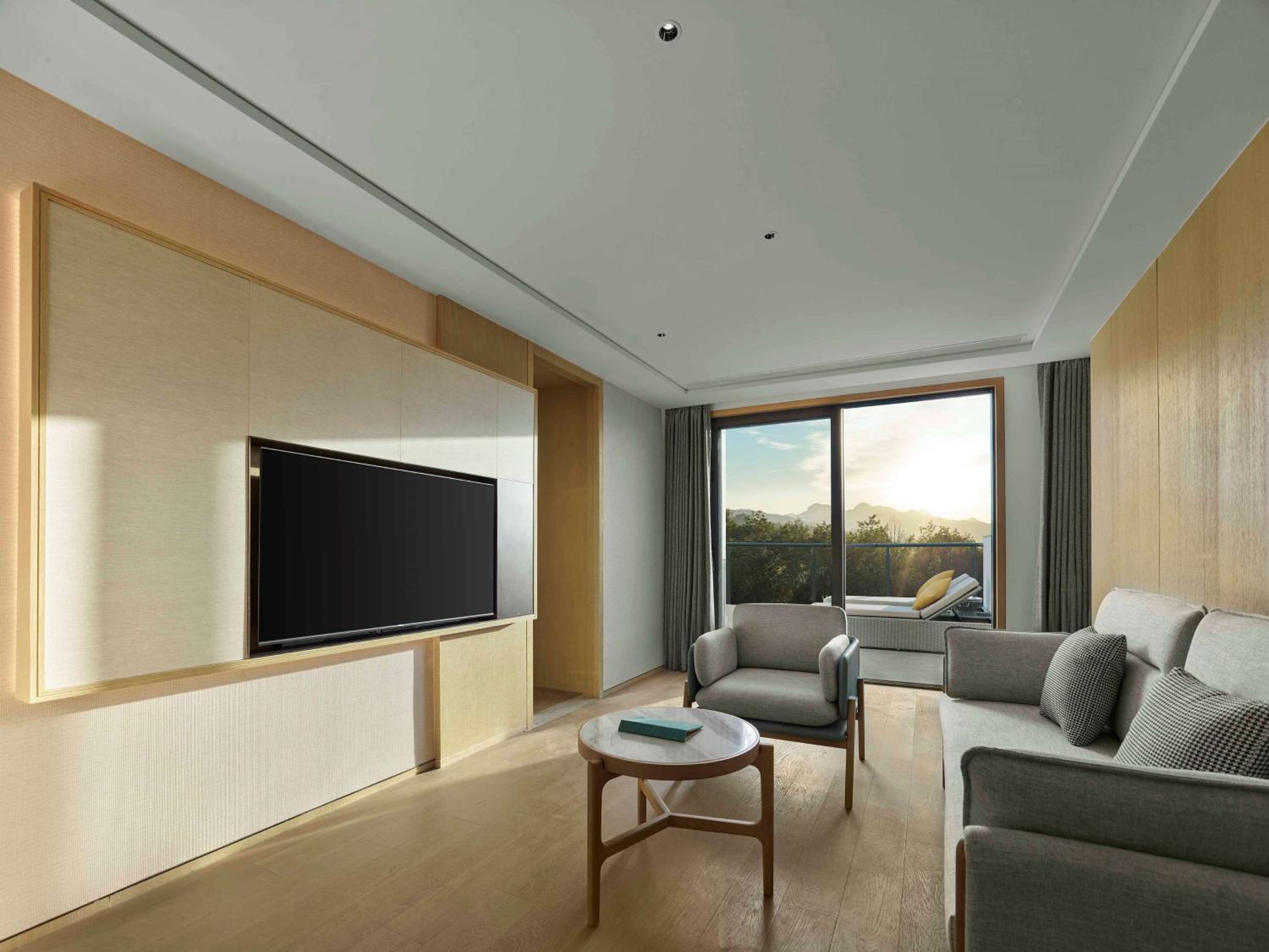 Deluxe King Suite - Photo 5