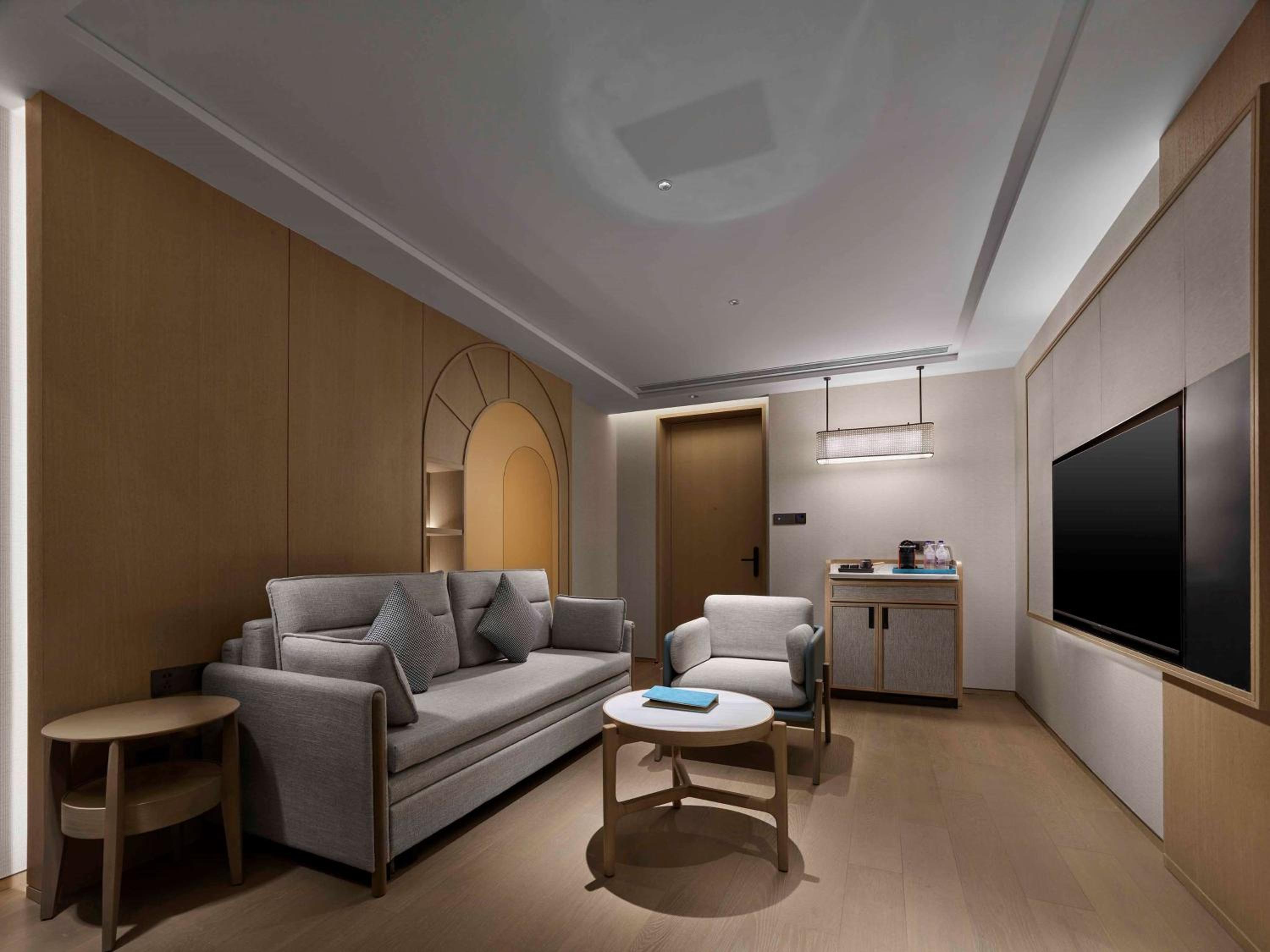 Premium King Suite - Photo 5
