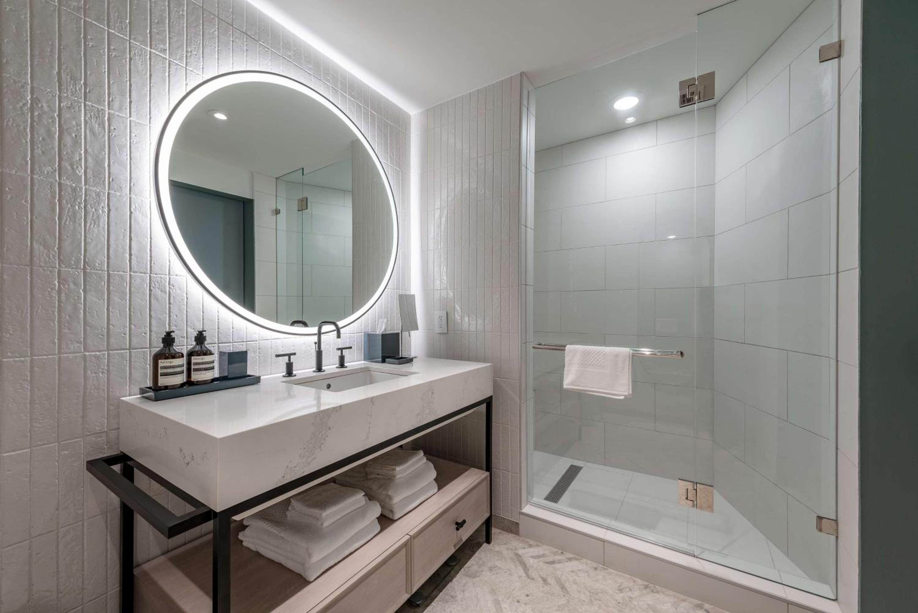 Premium King Room - Photo 10